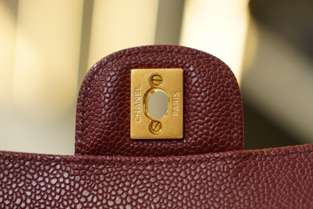 Chanel | Klassische Umhängetasche – Mittel – Leder – Burgunderrot – Goldene Beschläge