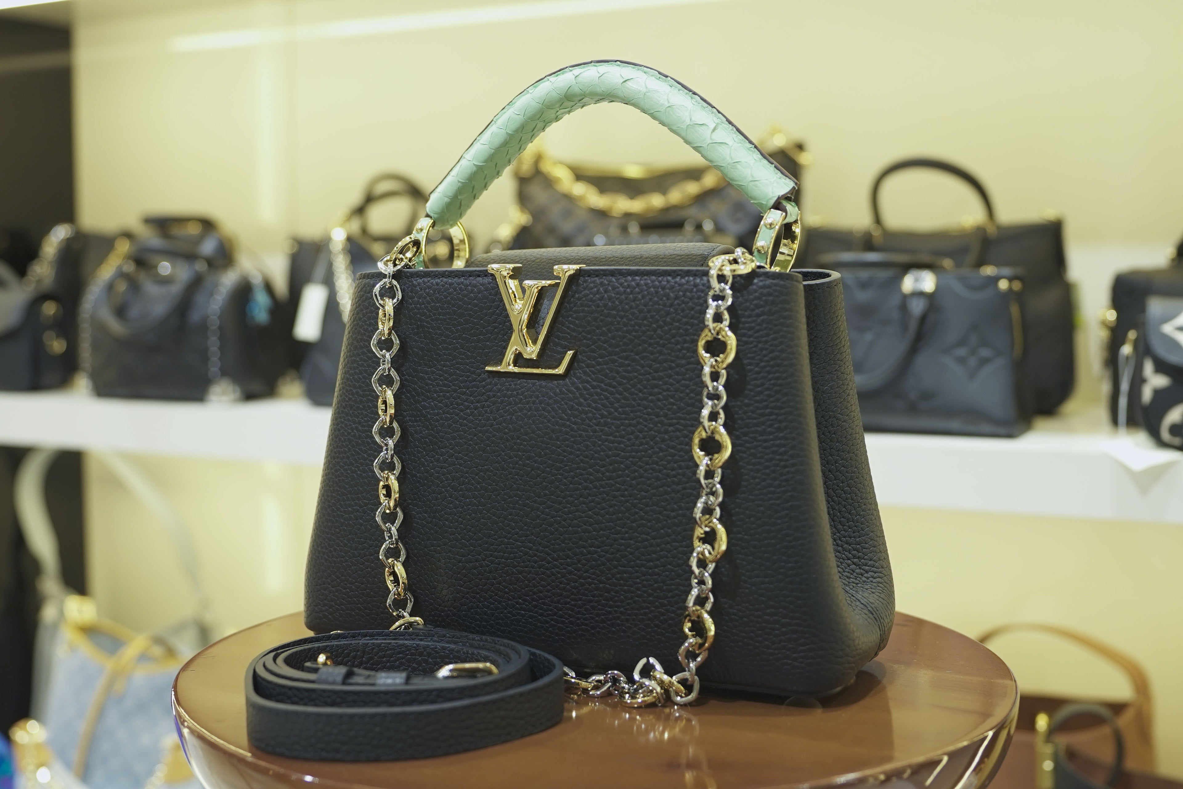 Louis Vuitton | Capucines – Leather – Black – Gold Hardware