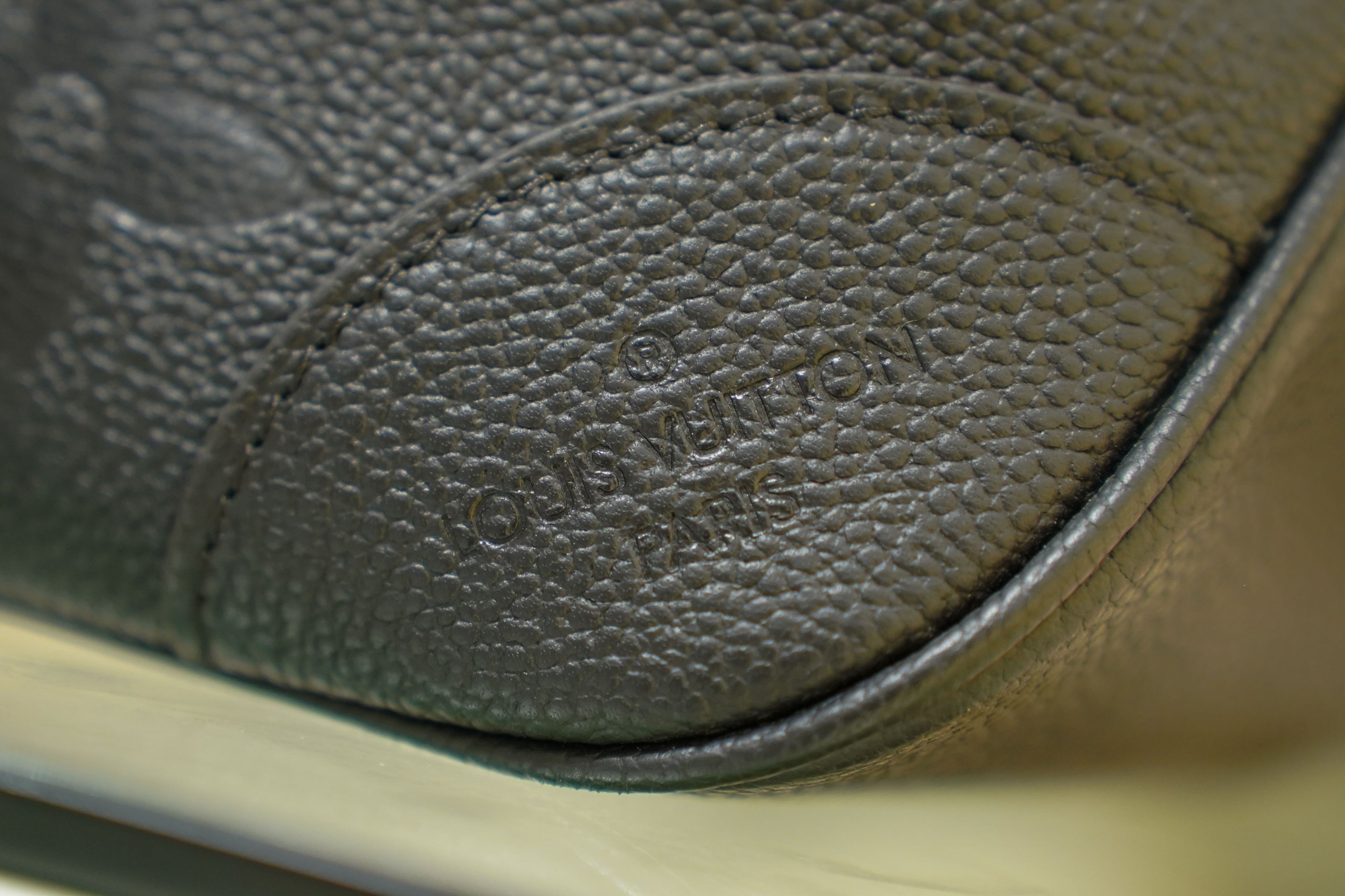 Louis Vuitton | Hobo Bag – Leather – Black – Gold Hardware