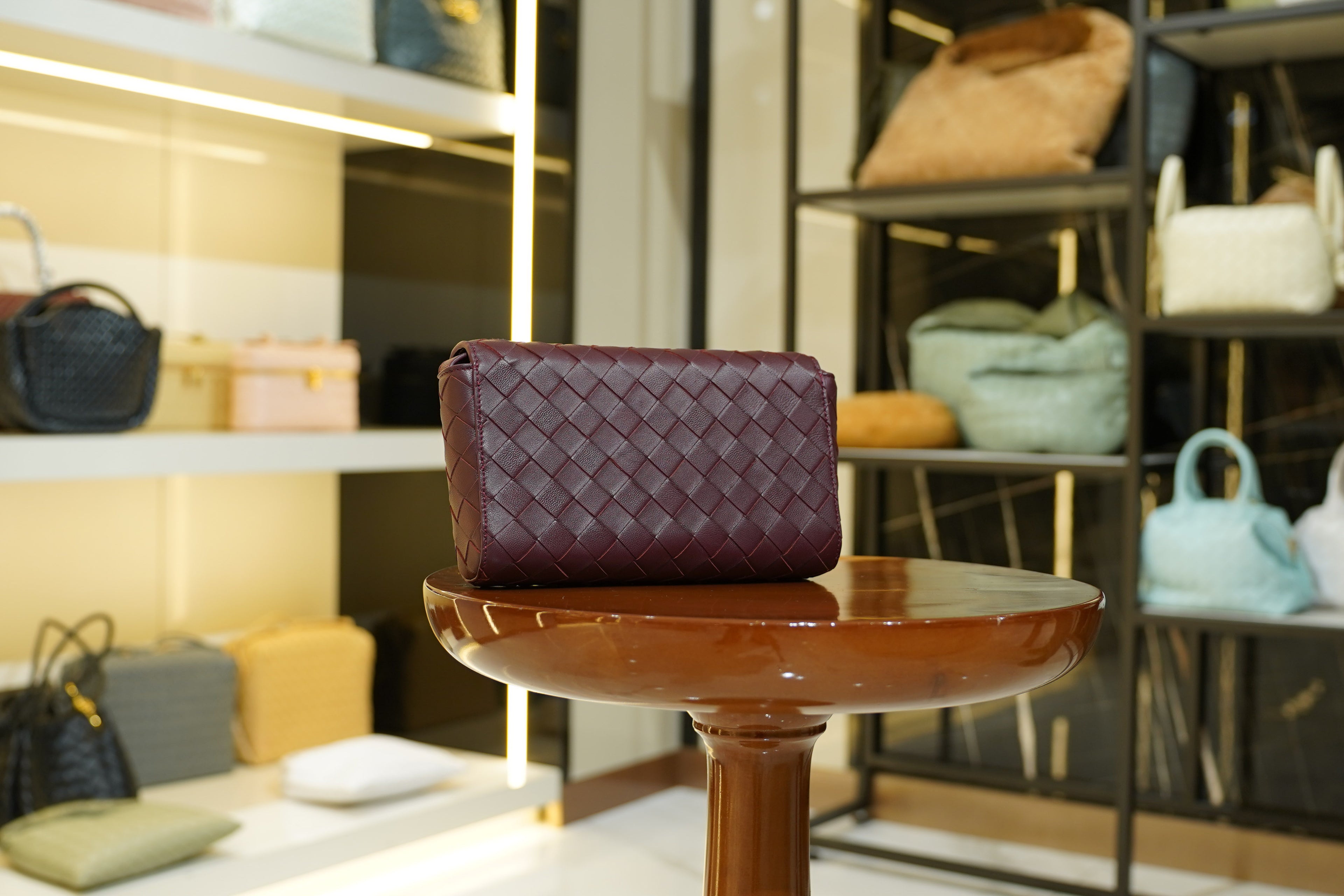 Bottega Veneta | Andiamo-Clutch – Leather – Bordeaux – Gold Hardware