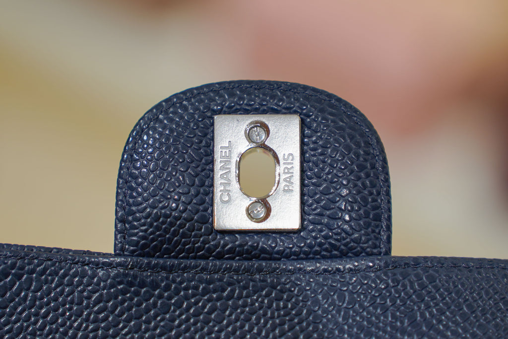 Chanel | Sac Classic Flap – Moyen – Cuir – Bleu Marine – Quincaillerie Argentée