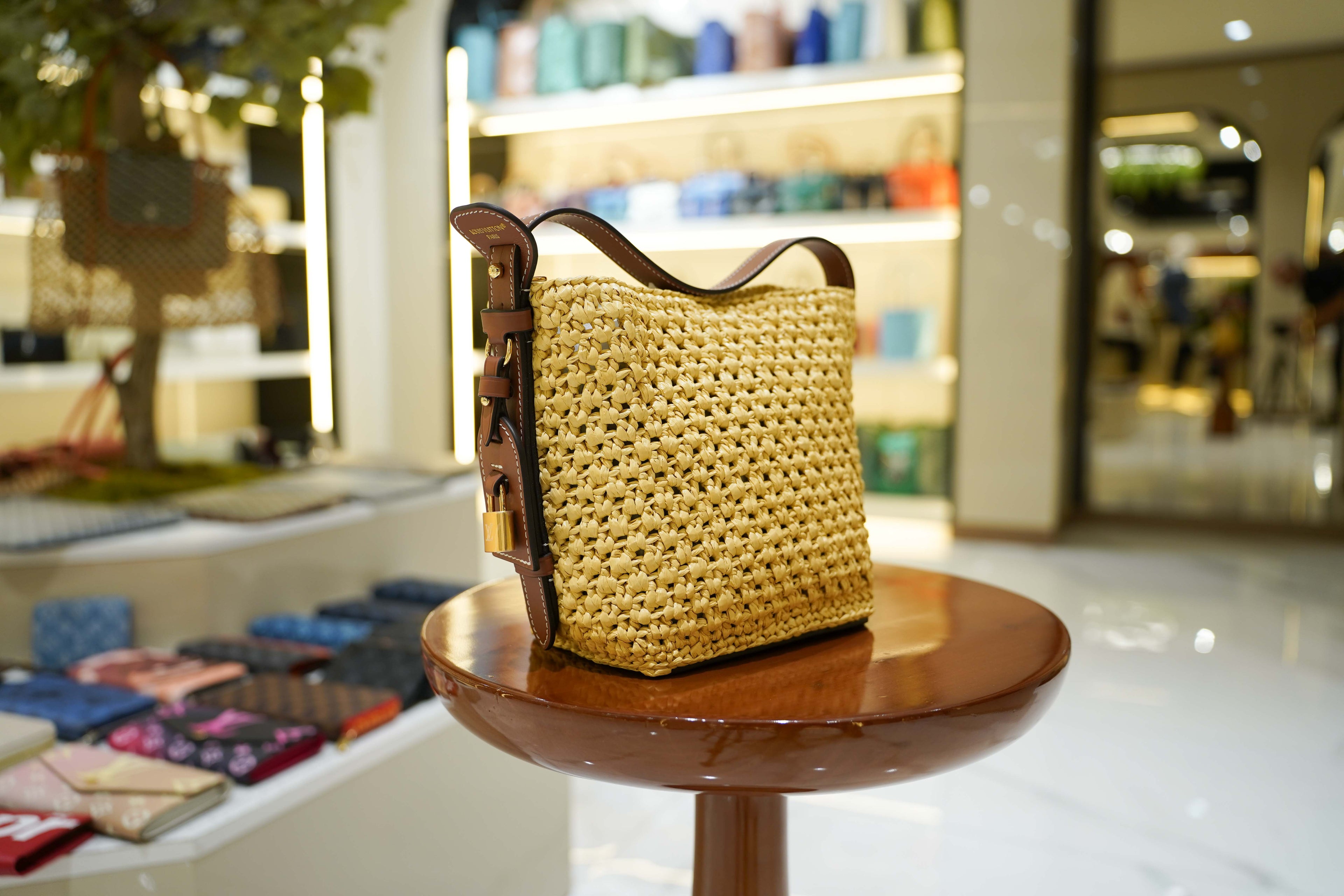 Louis Vuitton | Neverfull – Canvas – Natural – Gold Hardware