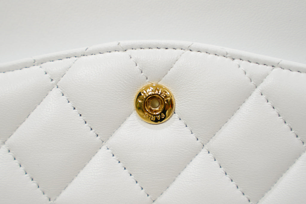 Chanel | Sac Classic Flap – Moyen – Cuir d'agneau – Blanc – Quincaillerie dorée