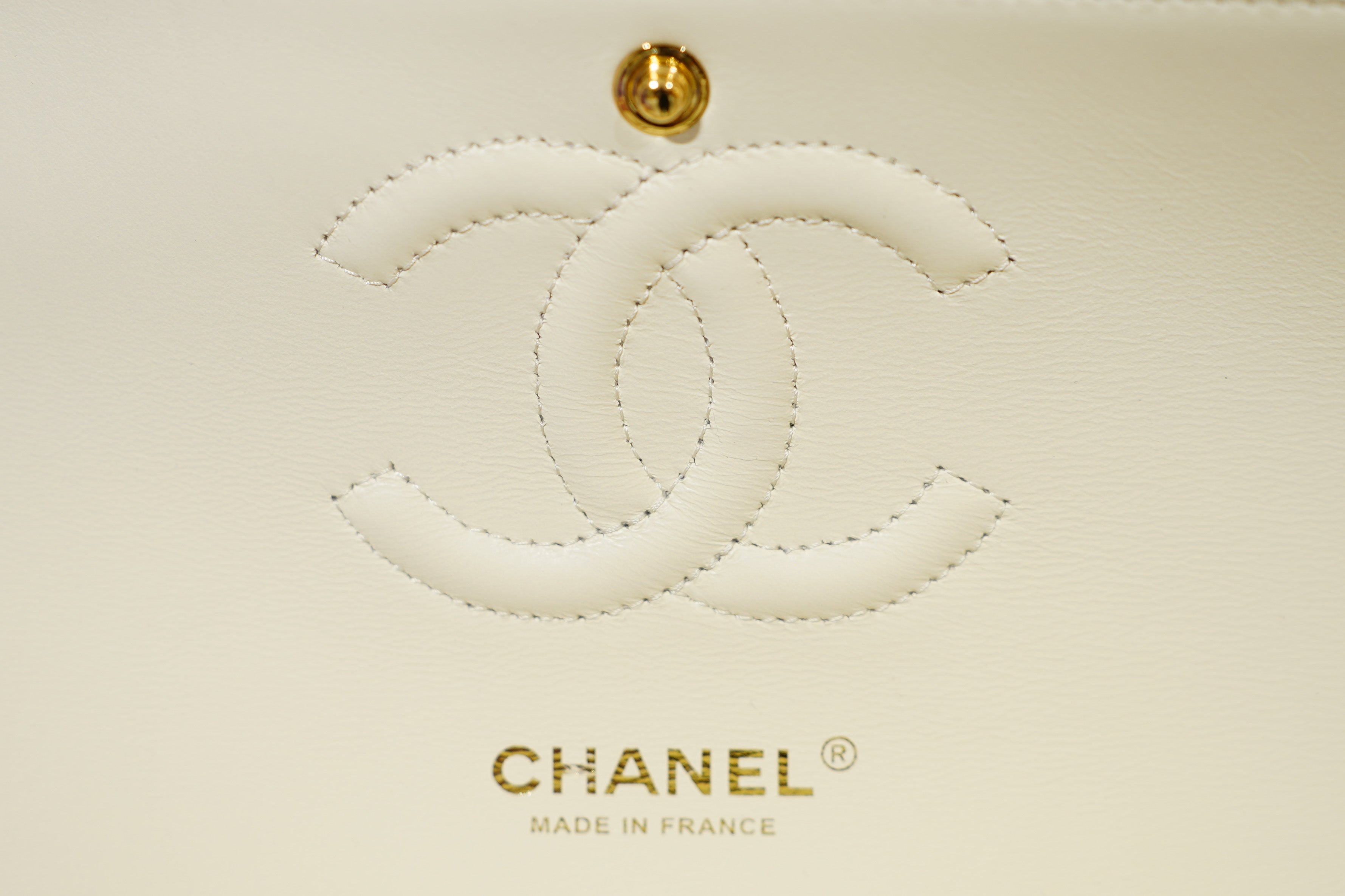 Chanel | Classic Flap Bag – Medium – Lambskin Leather – White – Gold Hardwarea