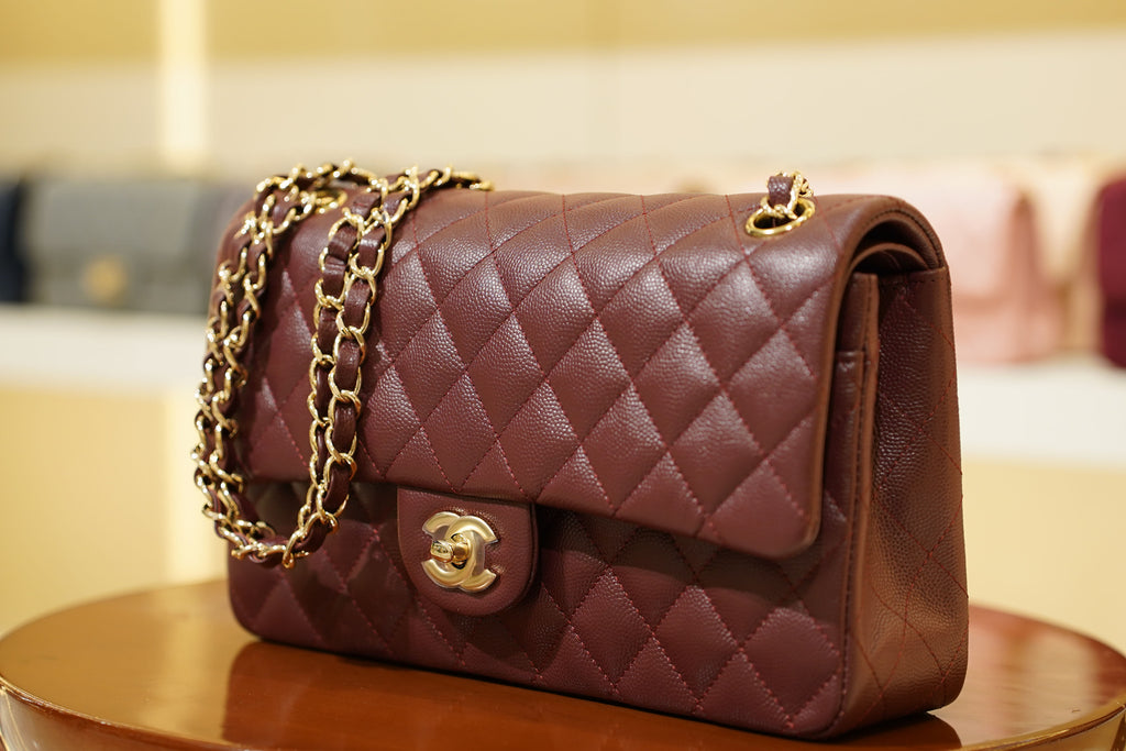 Chanel | Klassische Umhängetasche – Mittel – Leder – Burgunderrot – Goldene Beschläge