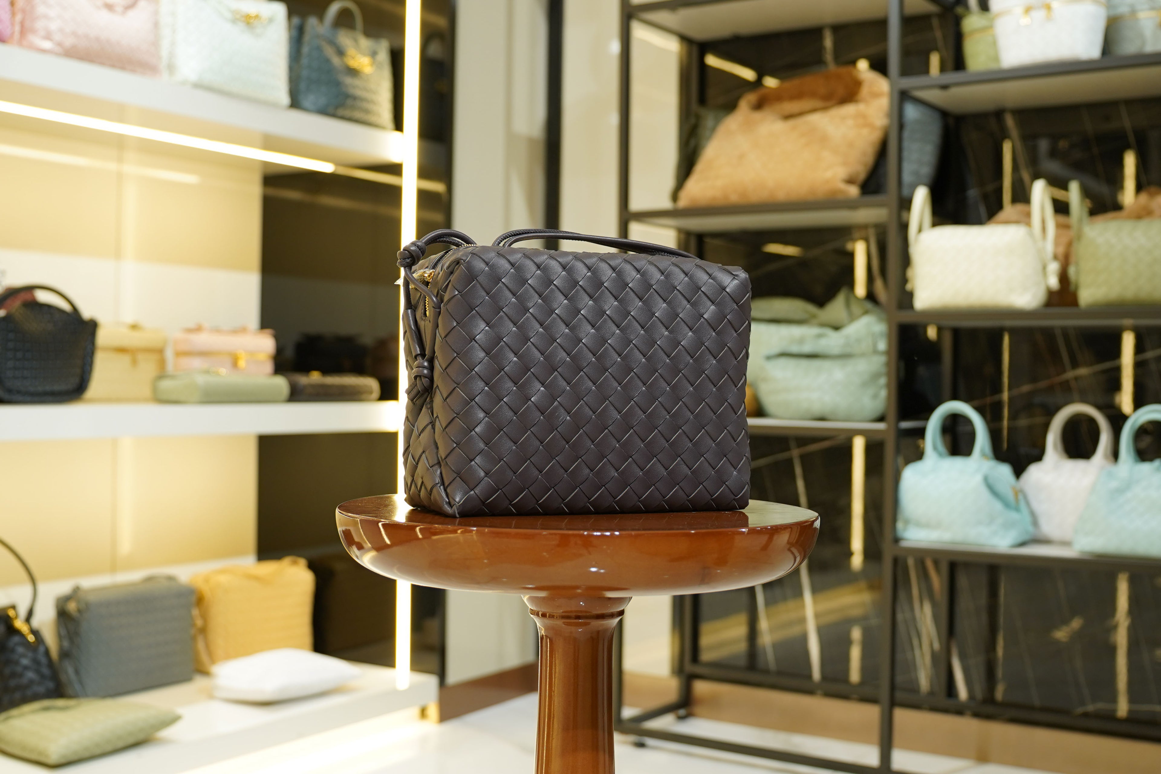 Bottega Veneta | Loop – Leather – Nero – Gold Hardware