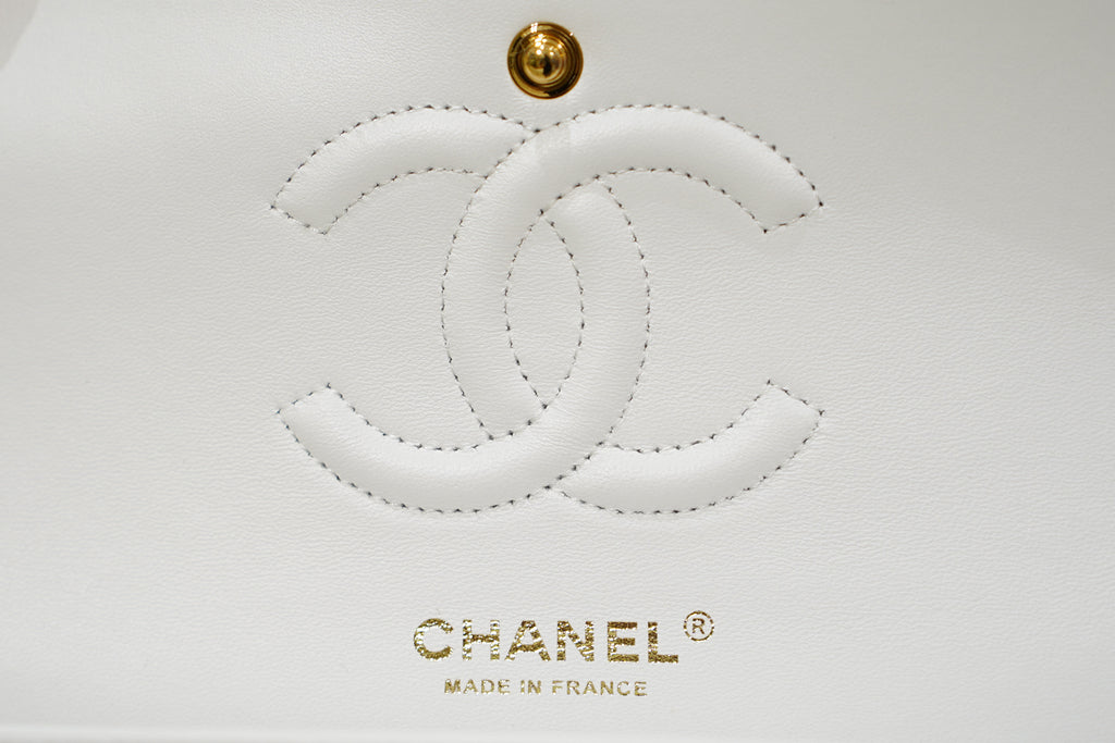 Chanel | Sac Classic Flap – Moyen – Cuir d'agneau – Blanc – Quincaillerie dorée