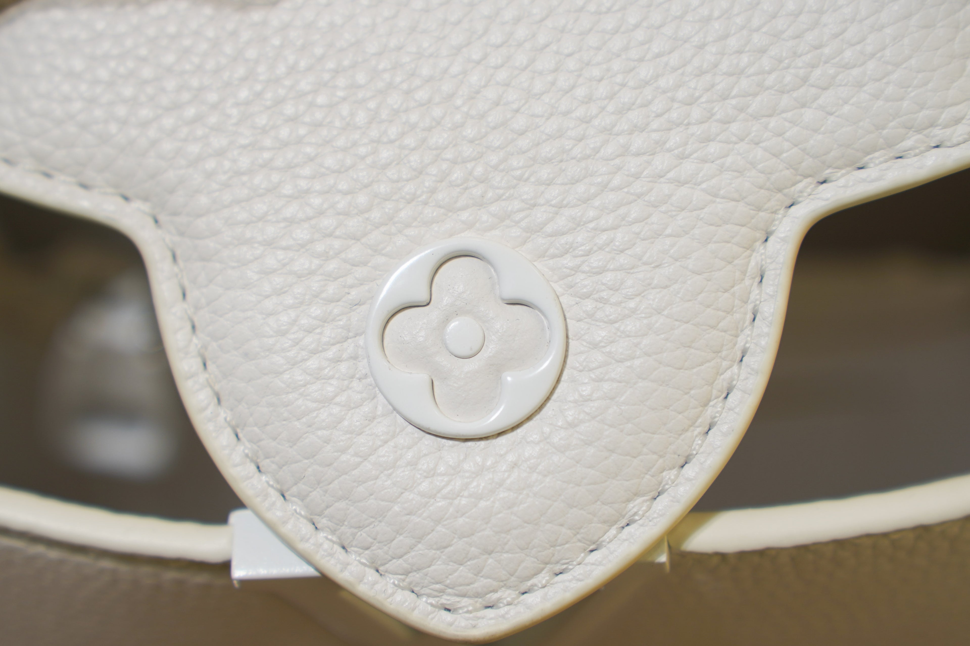 Louis Vuitton | Capucines Medium – Leather – Beige – Silver Hardware