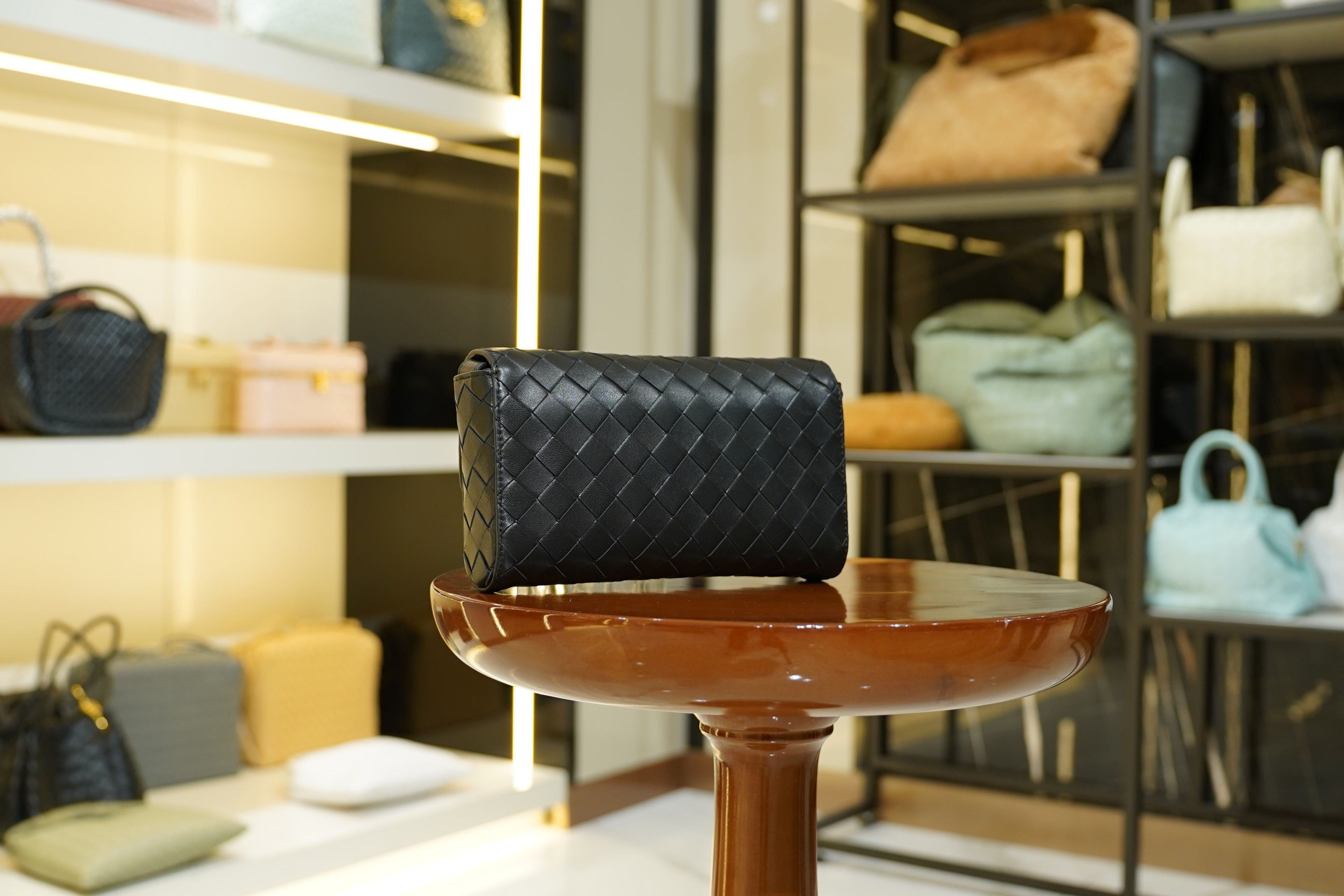 Bottega Veneta | Andiamo-Clutch – Leather – Black – Gold Hardware
