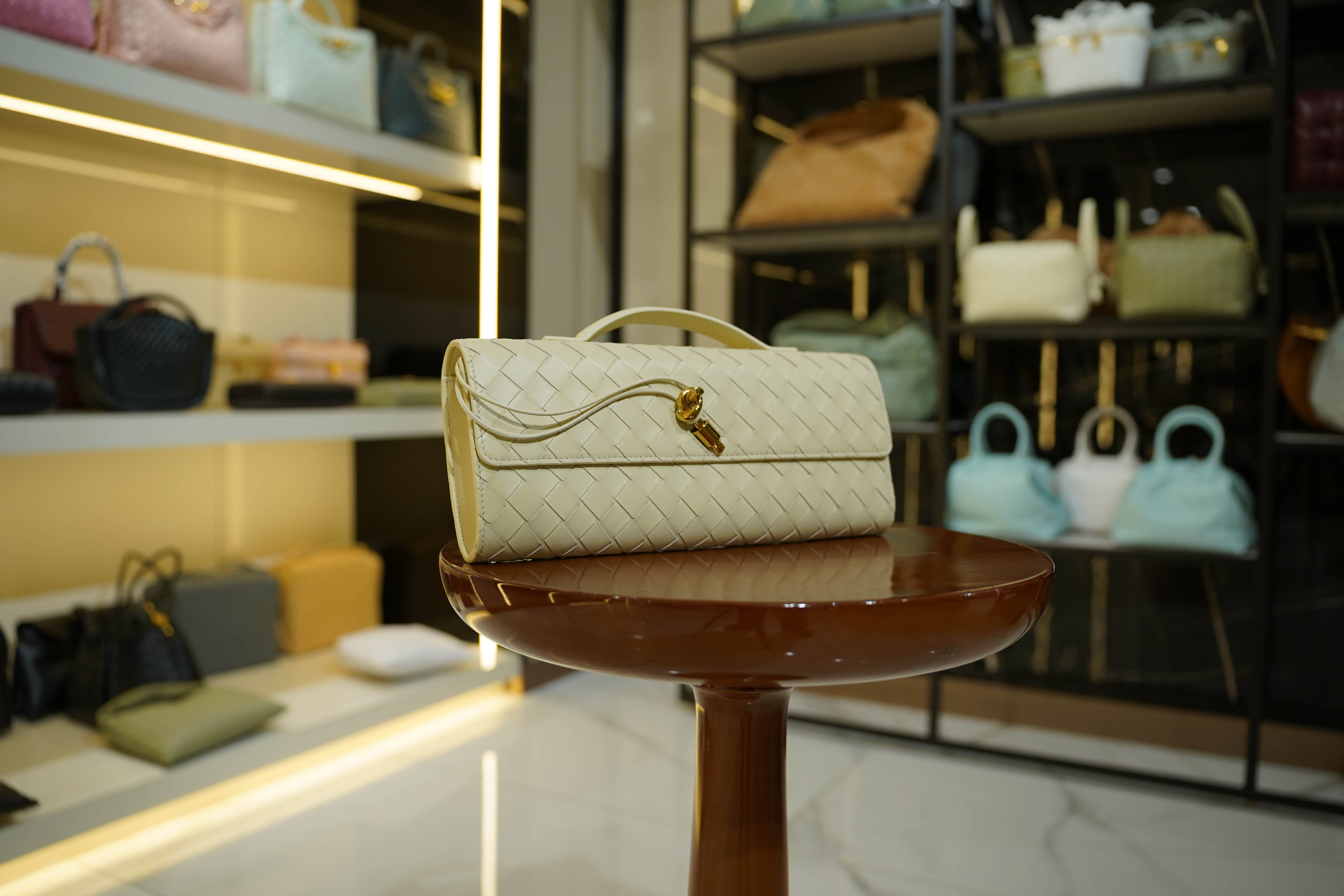 Bottega Veneta | Andiamo Clutch Long – Intrecciato – Cream – Gold