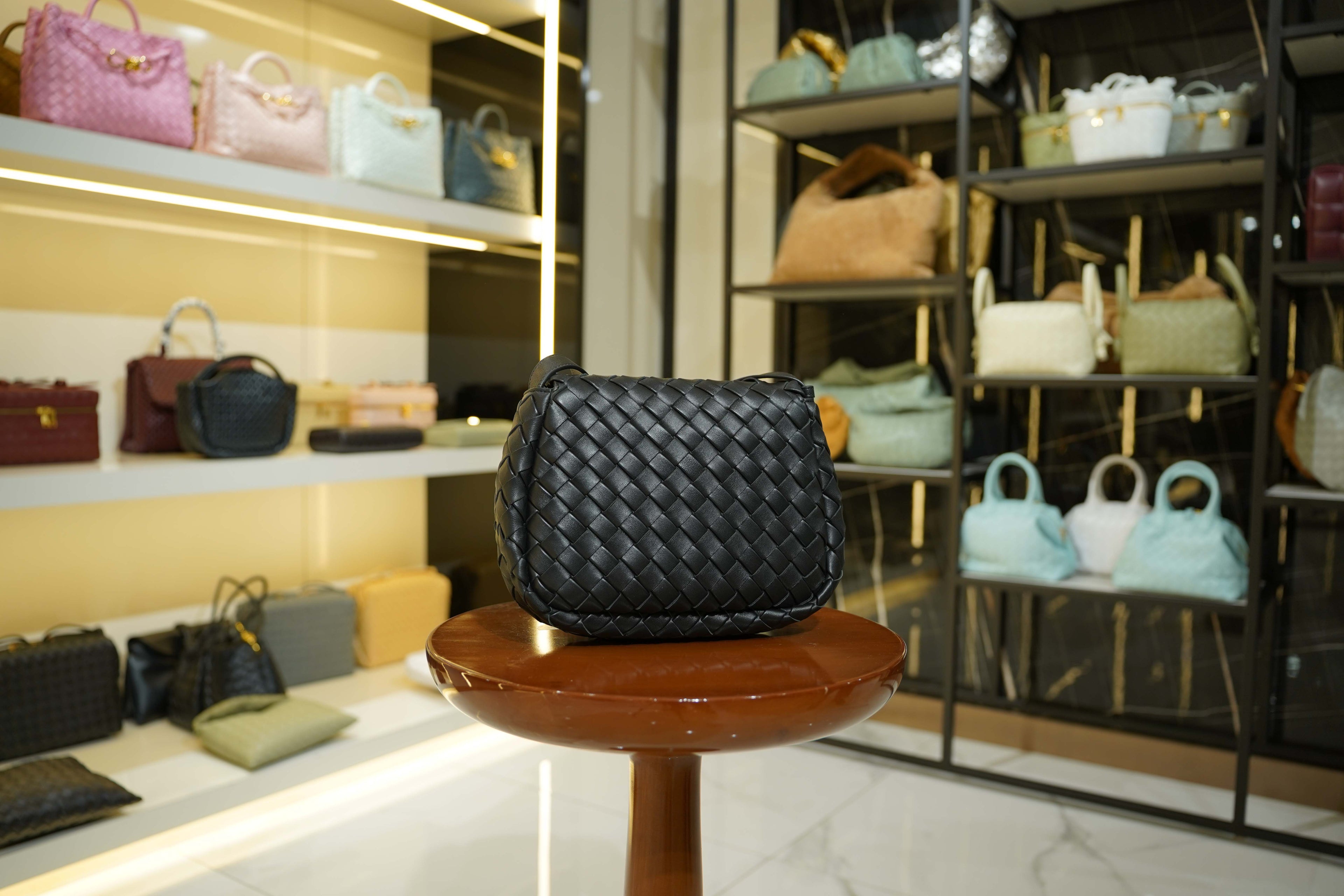 Bottega Veneta | Cobble-Messenger – Leather – Black – Gold Hardware