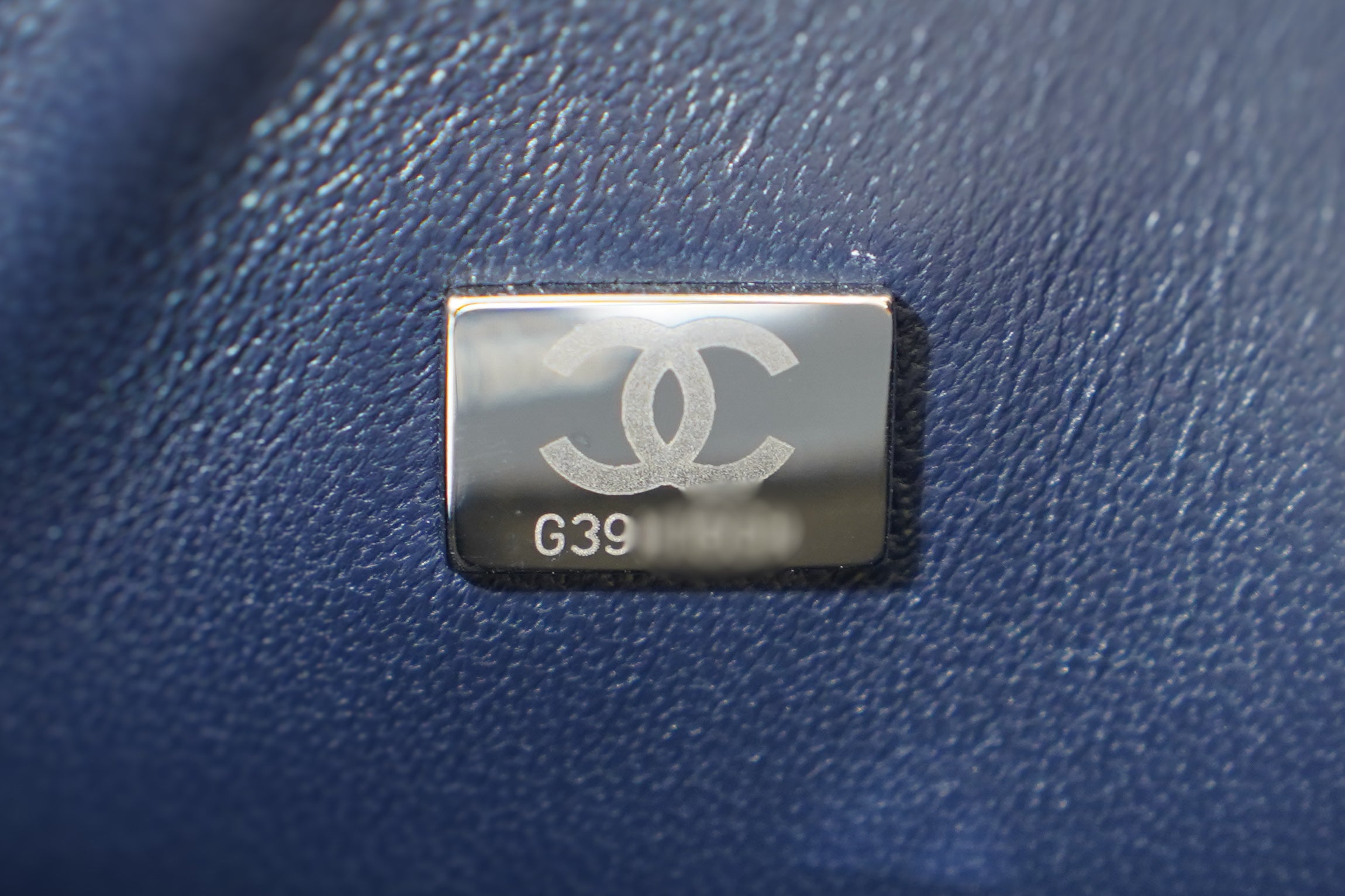 Chanel | Sac Classic Flap – Moyen – Cuir – Bleu Marine – Quincaillerie Argentée