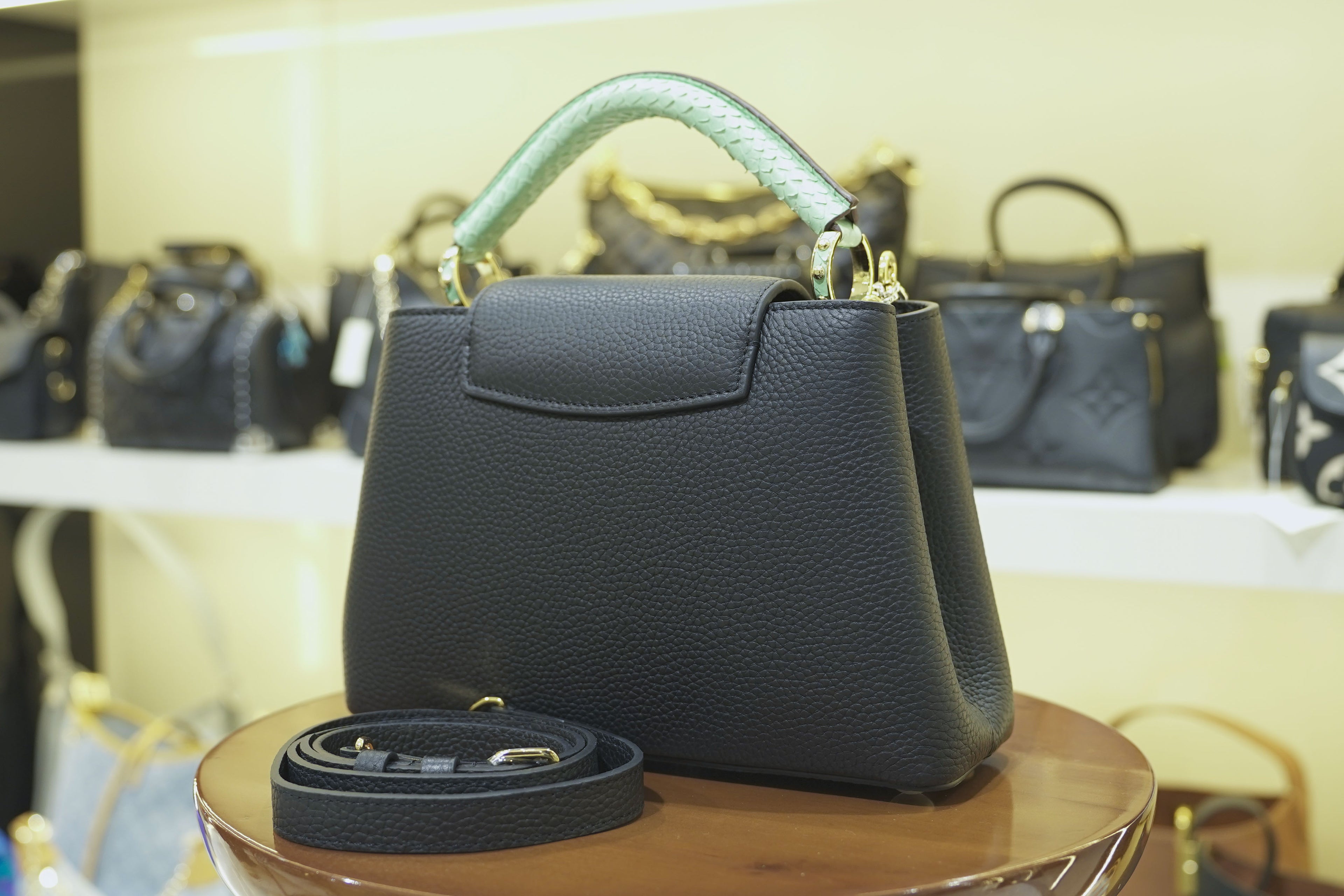 Louis Vuitton | Capucines – Leather – Black – Gold Hardware