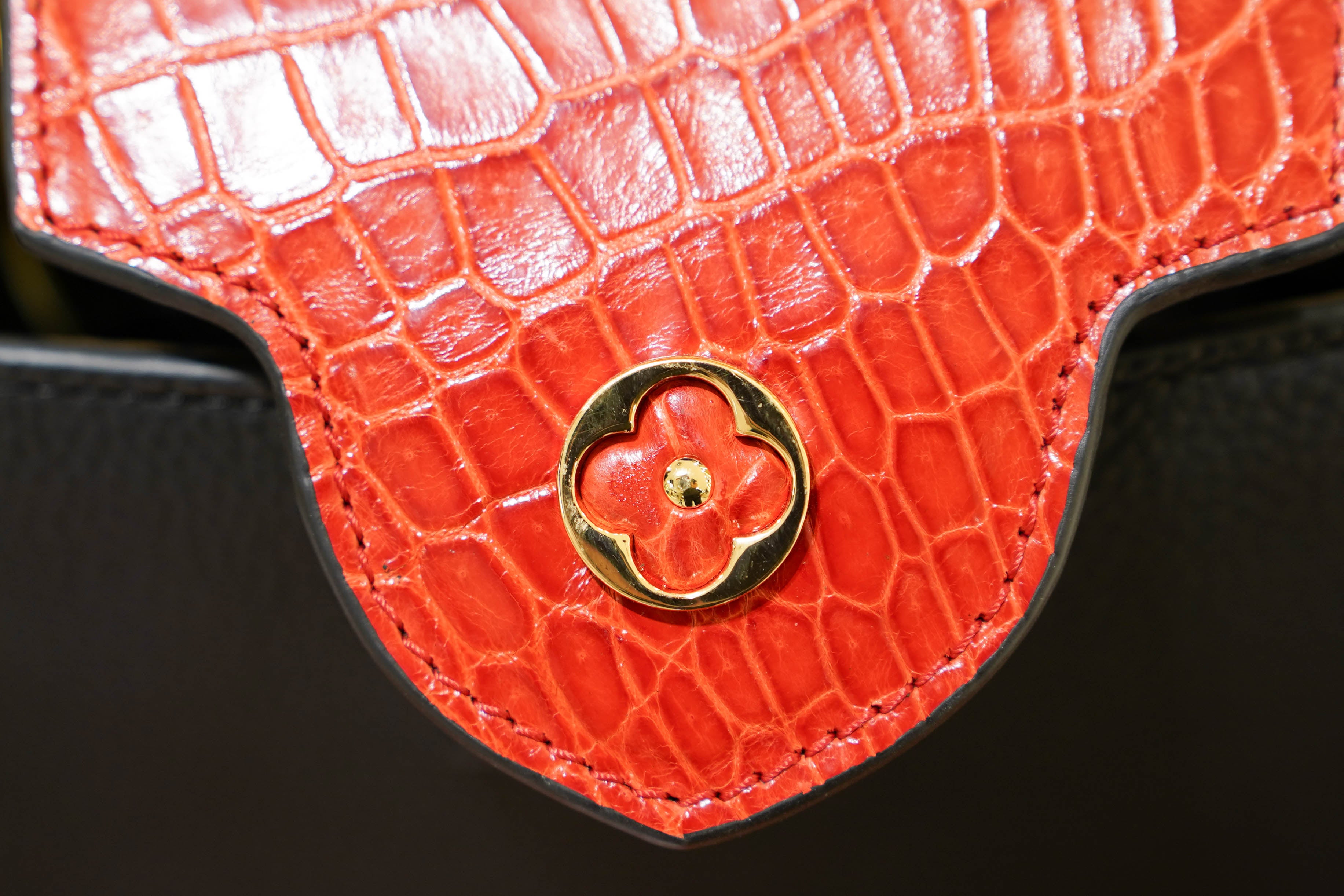 Louis Vuitton | Capucines Medium – Leather – Black – Gold Hardware