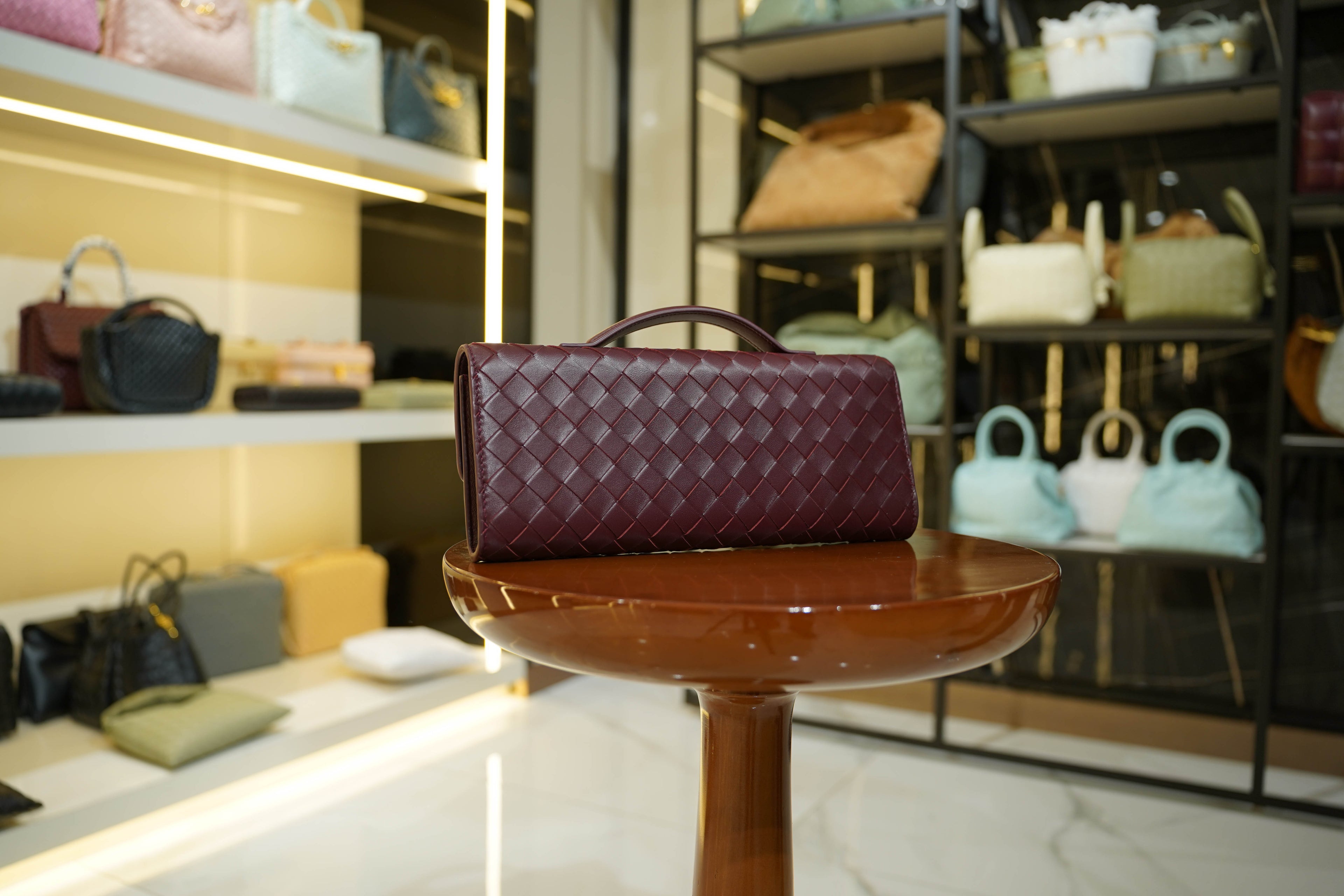 Bottega Veneta | Andiamo Clutch Long – Intrecciato – Bordeaux – Gold Hardware