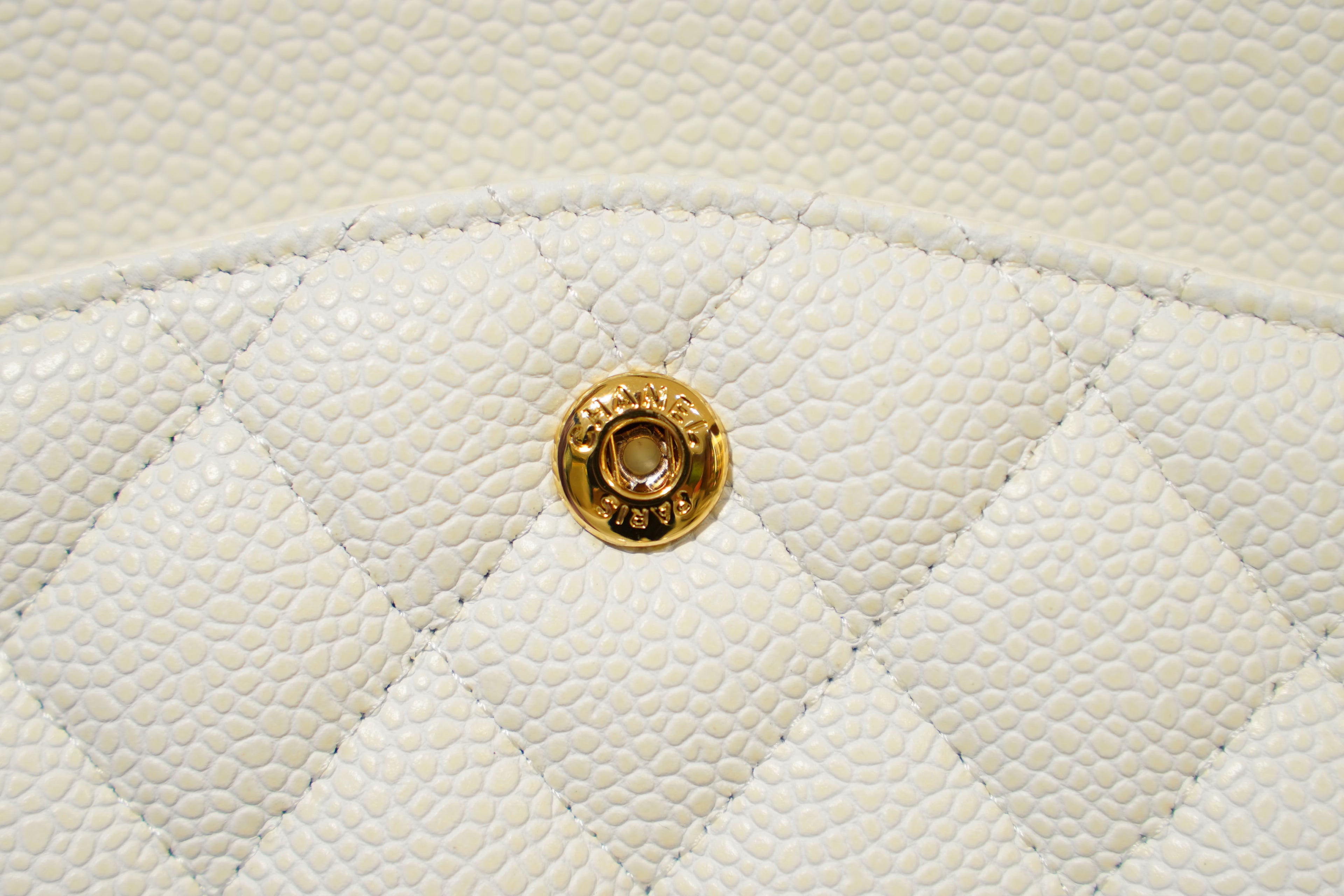 Chanel | Classic Flap Bag – Medium – Lambskin Leather – White – Gold Hardwarea