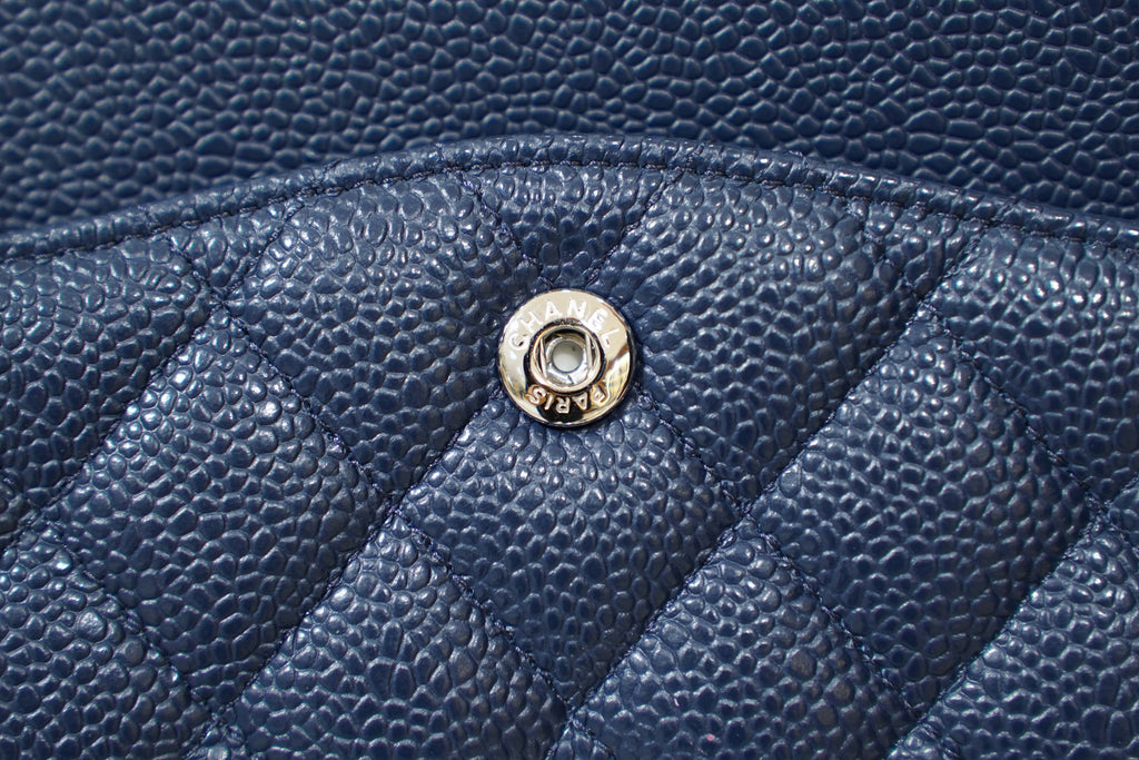 Chanel | Sac Classic Flap – Moyen – Cuir – Bleu Marine – Quincaillerie Argentée