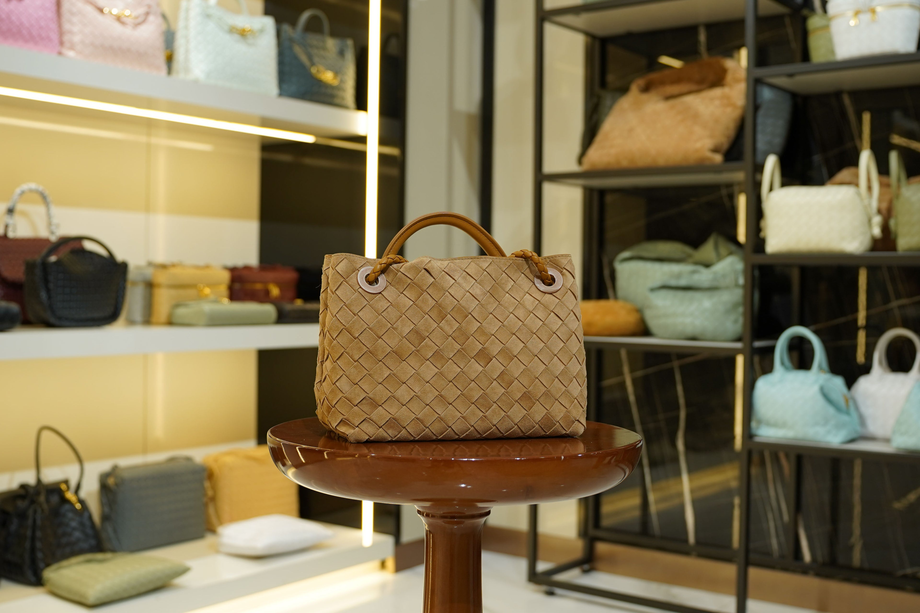 Bottega Veneta | Andiamo – Intrecciato – Beige – Gold Hardware