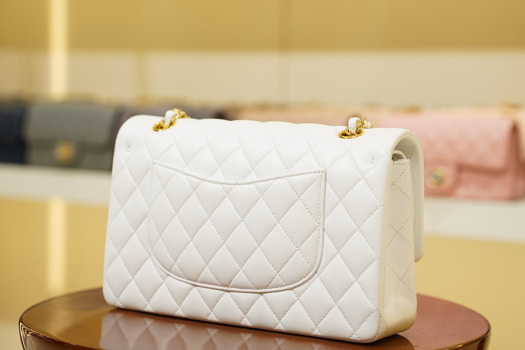 Chanel | Sac Classic Flap – Moyen – Cuir d'agneau – Blanc – Quincaillerie dorée