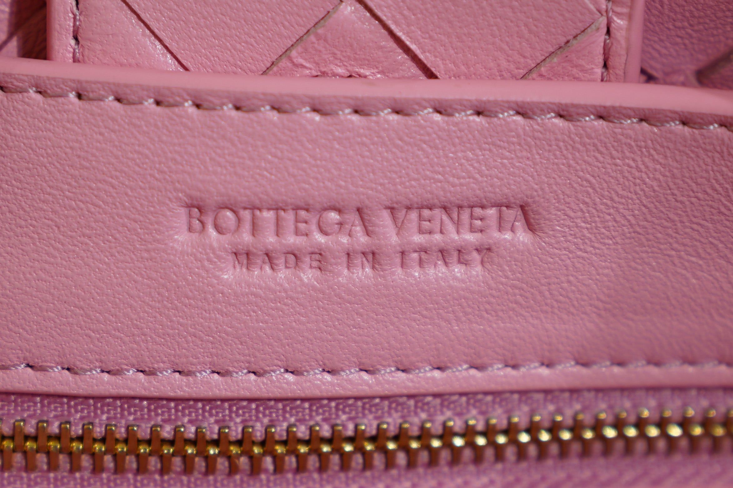 Bottega Veneta | Andiamo – Intrecciato – Rosa – Gold Hardware