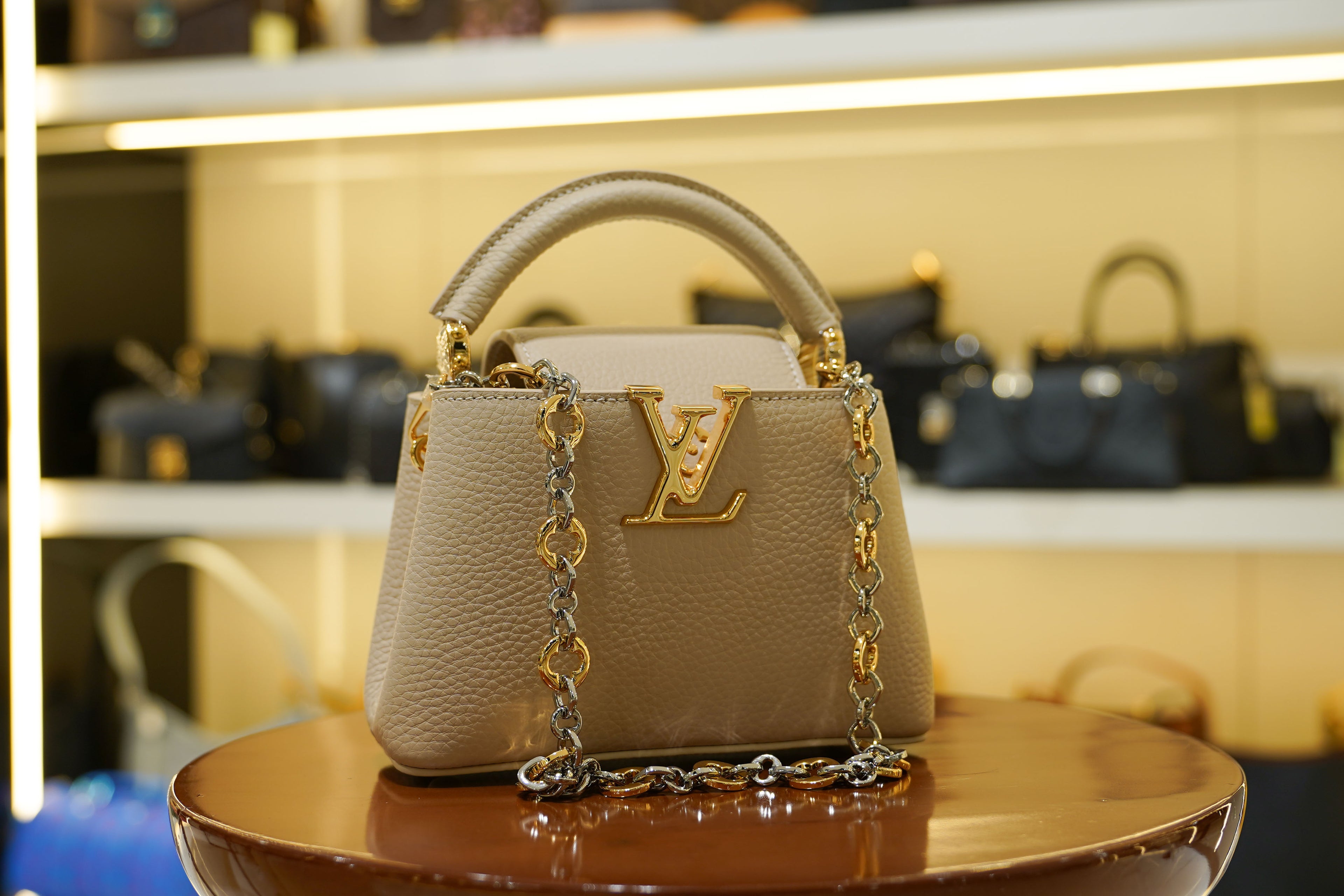 Louis Vuitton | Capucines Medium – Leather – Beige – Gold Hardware