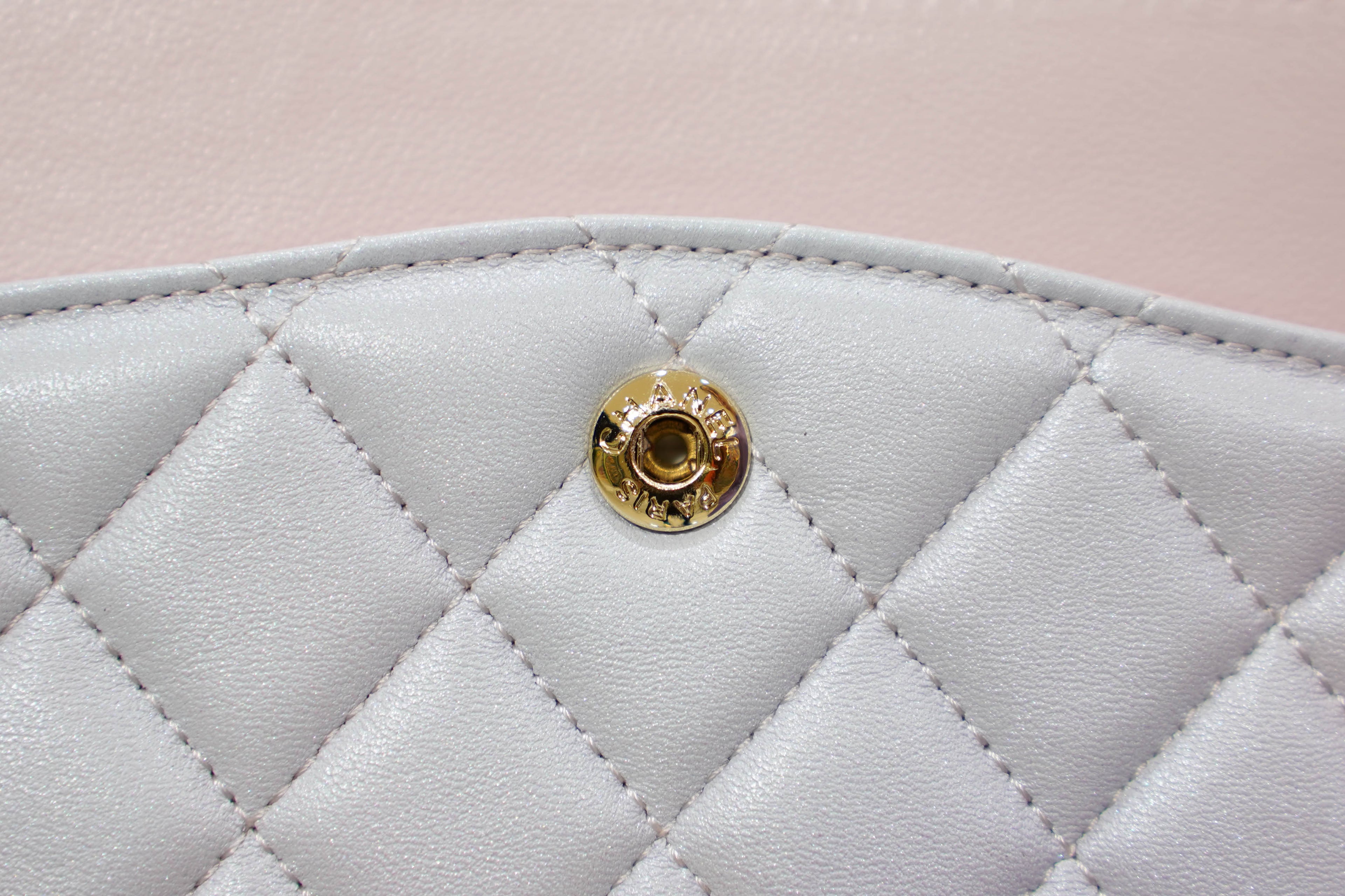 Chanel | Classic Flap Bag – Medium – Lambskin – Light Purple – Gold Hardware