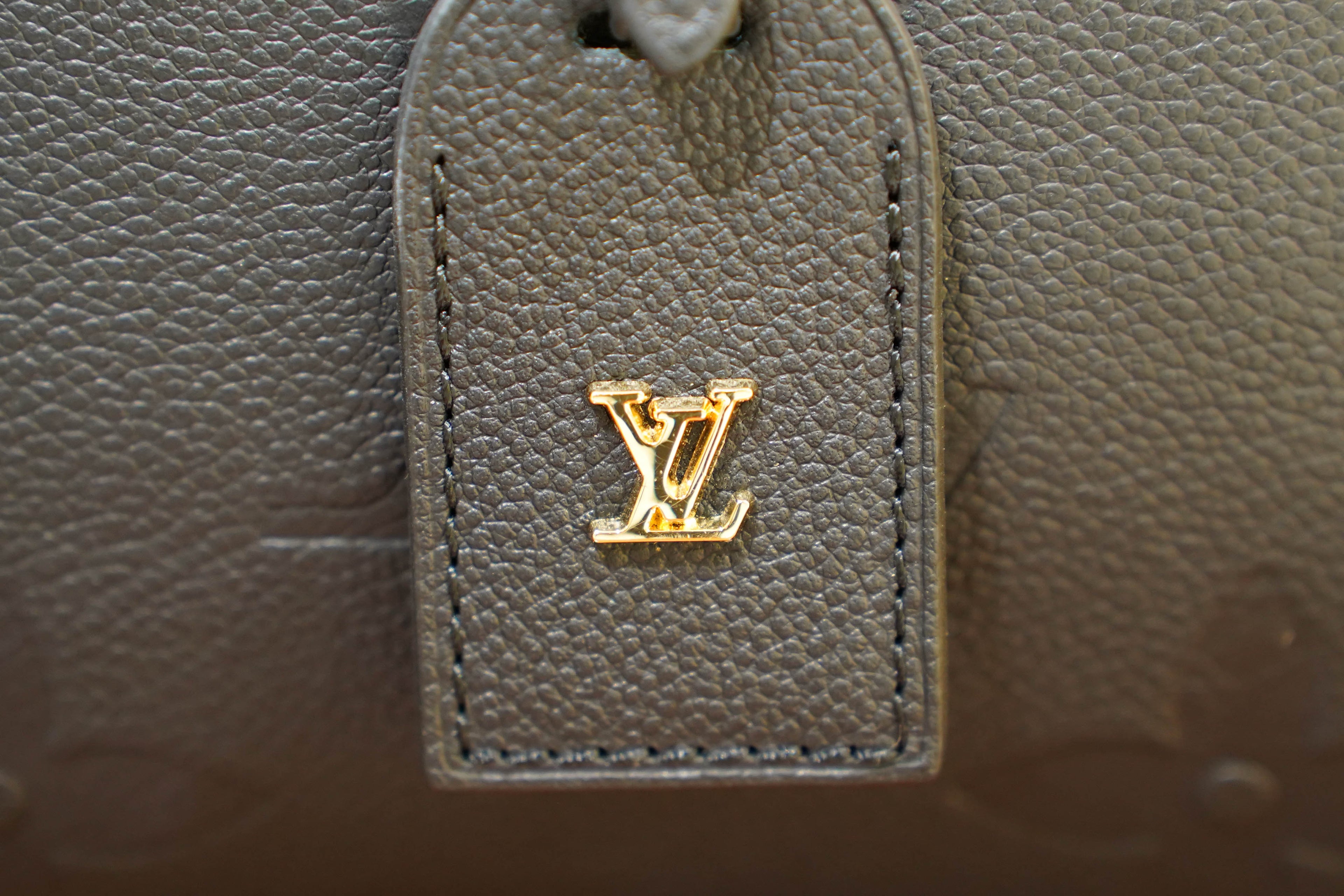 Louis Vuitton | Capucines – Leather – Black – Gold Hardware