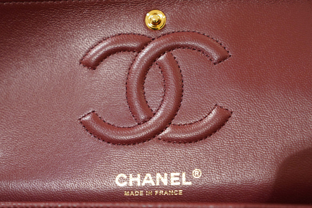 Chanel | Klassische Umhängetasche – Mittel – Leder – Burgunderrot – Goldene Beschläge