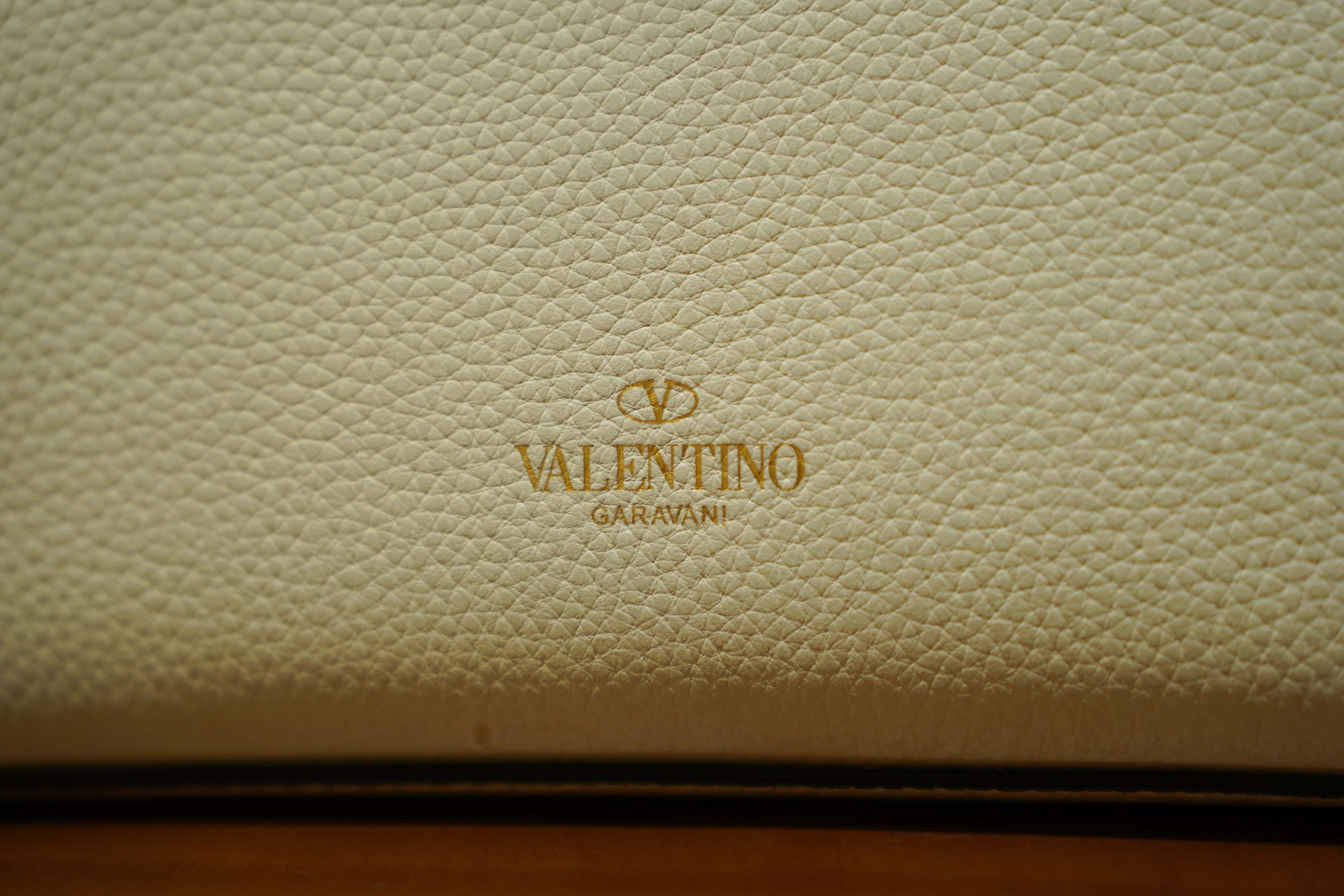Valentino | Rockstud – Leather – Beige – Gold Hardware