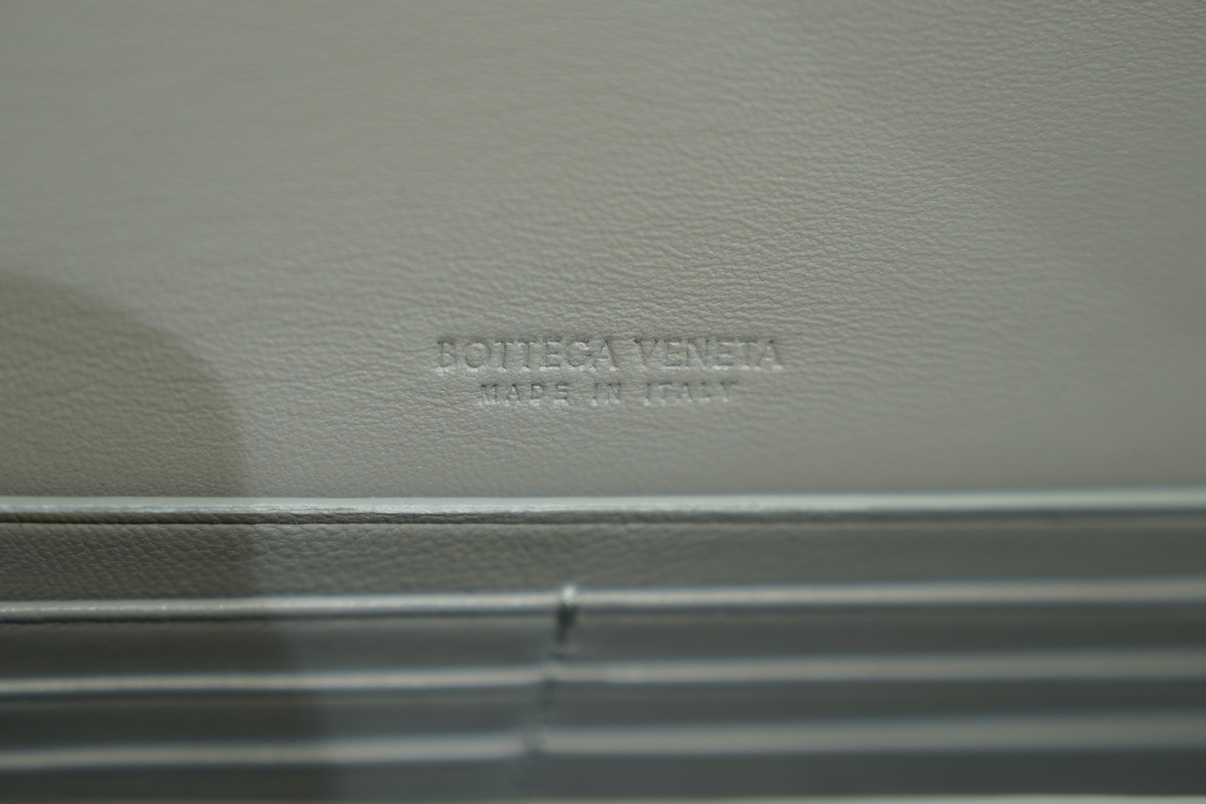 Bottega Veneta | Andiamo Clutch Long – Nappa – Grigio – Gold Hardware