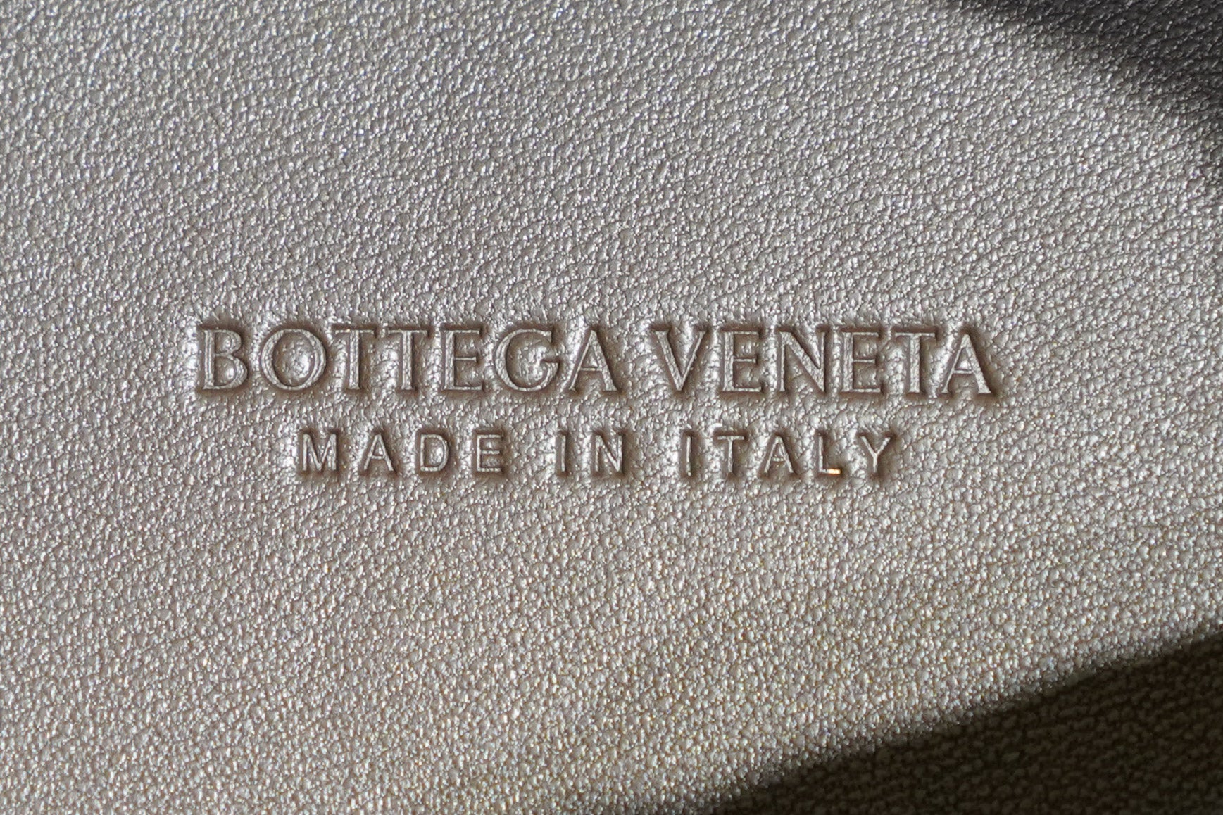 Bottega Veneta | Andiamo – Leather – Beige – Gold Hardware