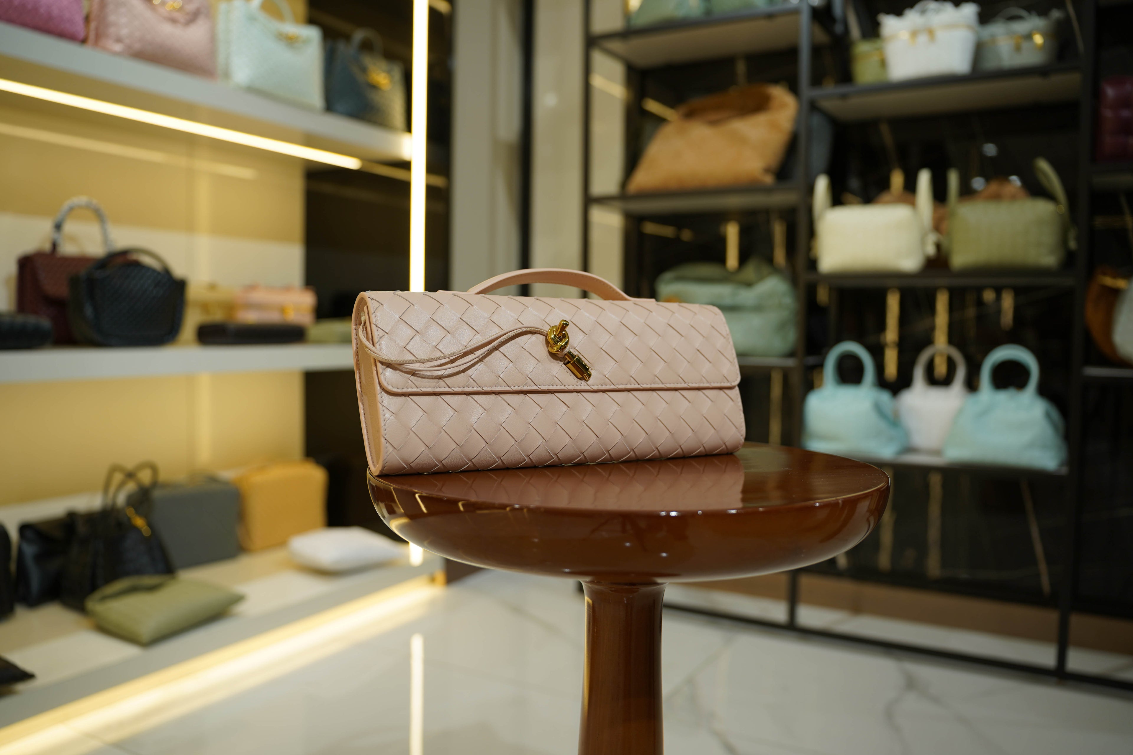 Bottega Veneta | Andiamo Clutch Long – Intrecciato – Rose Poudre – Gold Hardware