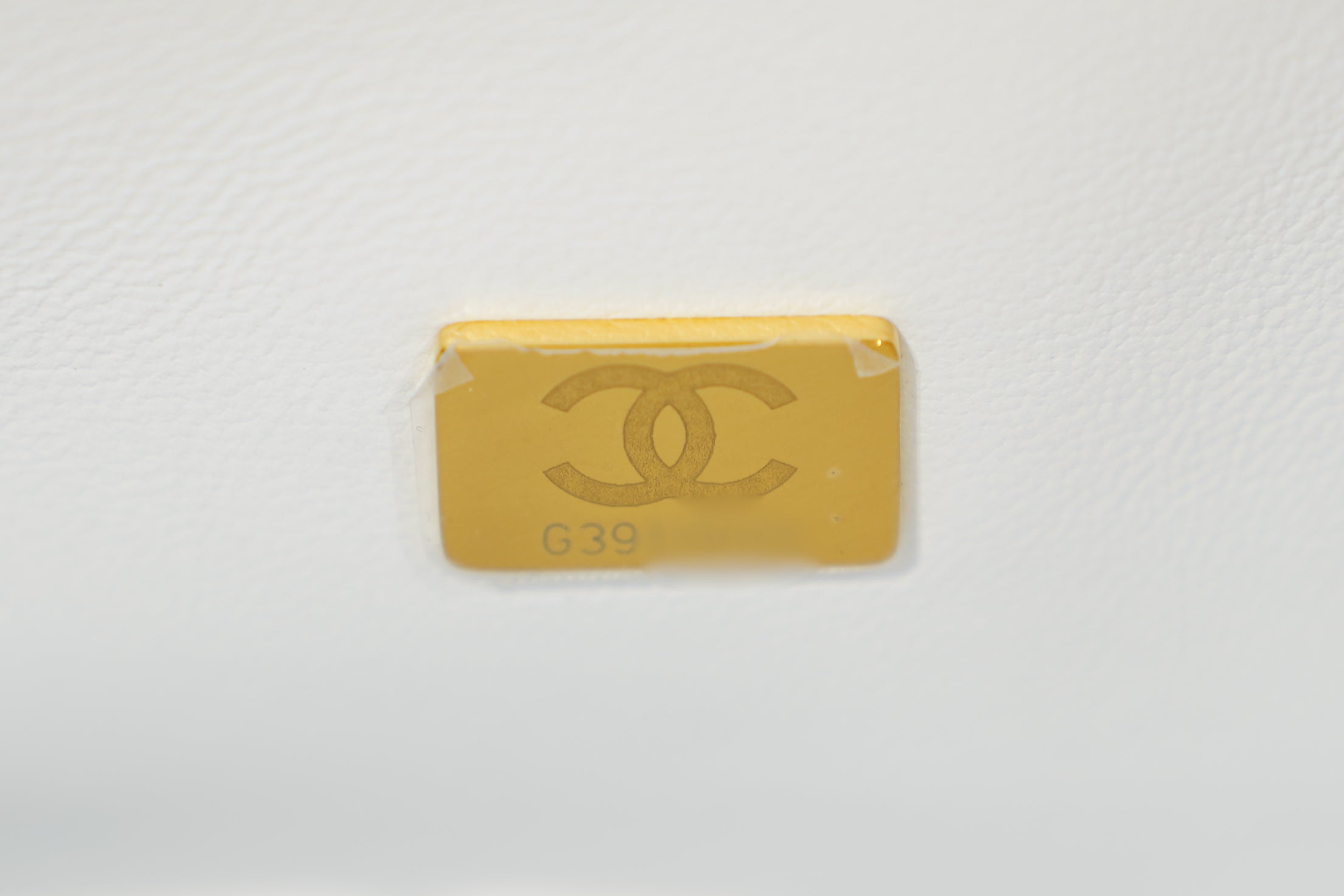 Chanel | Sac Classic Flap – Moyen – Cuir d'agneau – Blanc – Quincaillerie dorée