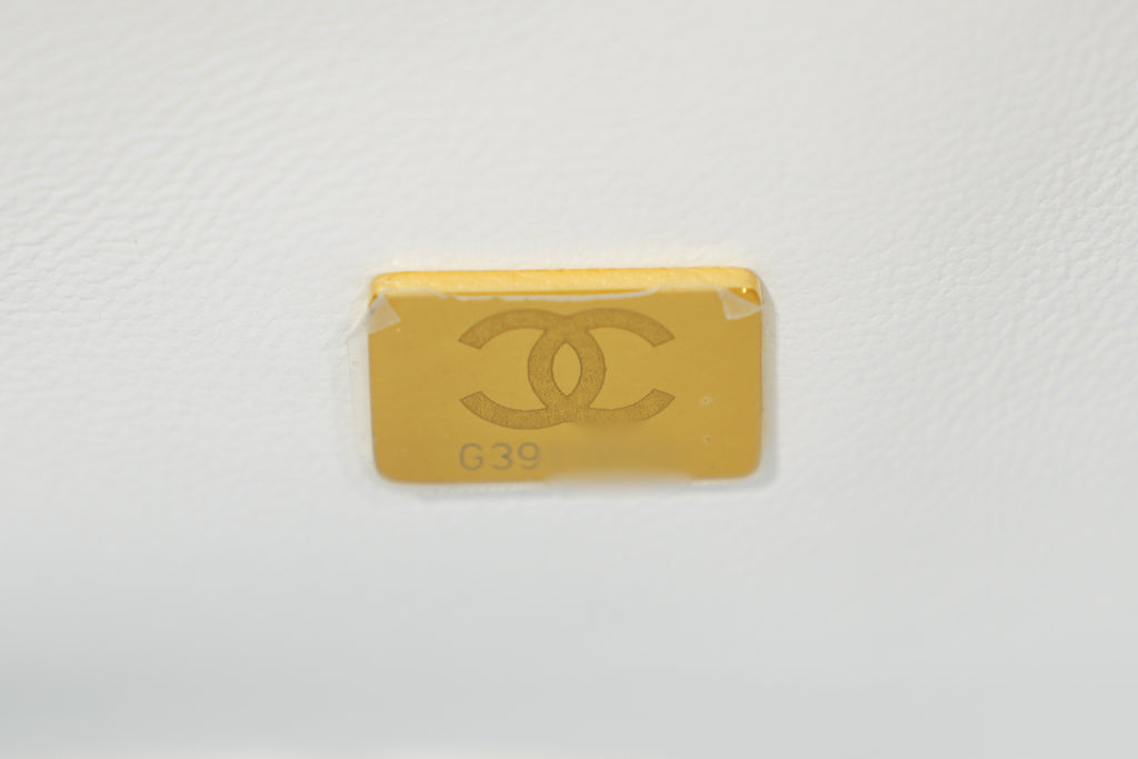 Chanel | Sac Classic Flap – Moyen – Cuir d'agneau – Blanc – Quincaillerie dorée