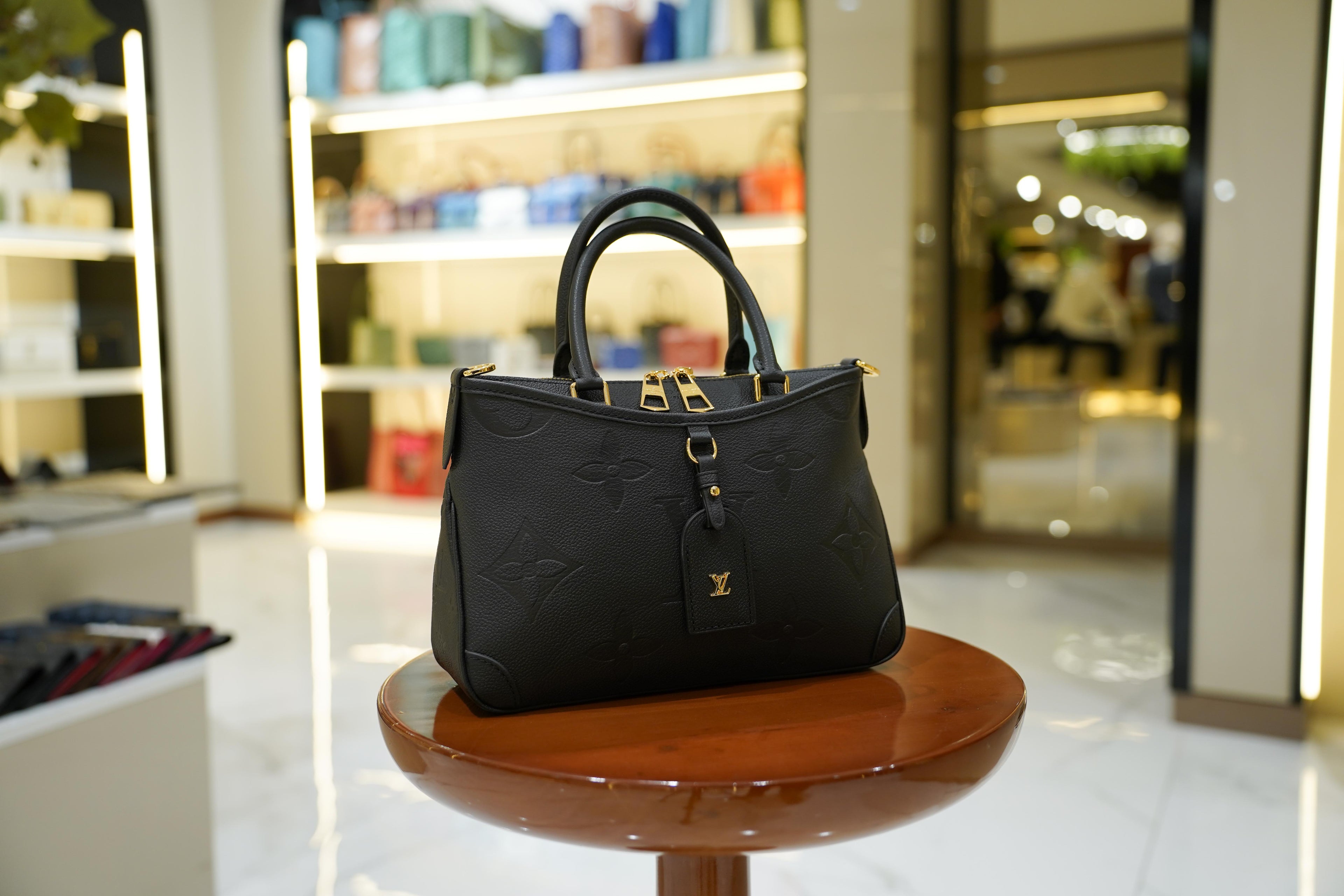 Louis Vuitton | Capucines – Leather – Black – Gold Hardware