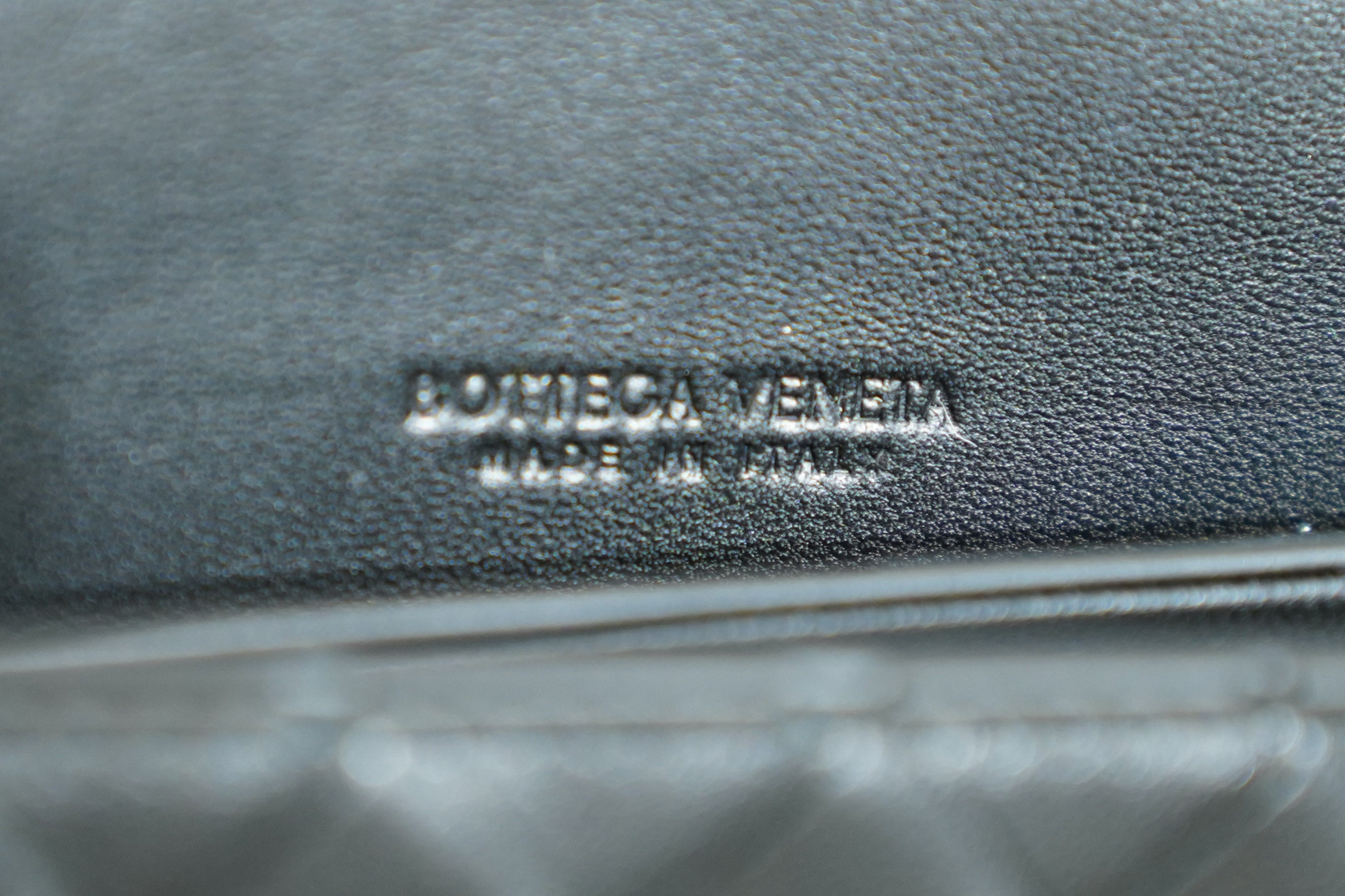 Bottega Veneta | Andiamo Clutch Long – Leather – Black – Gold Hardware