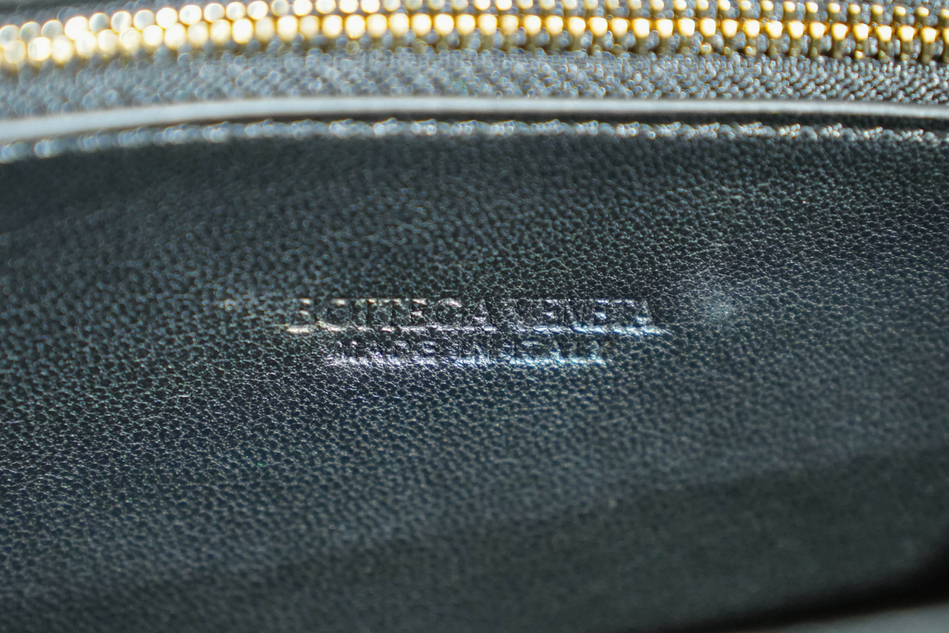 Bottega Veneta | Andiamo-Clutch – Leather – Black – Gold Hardware