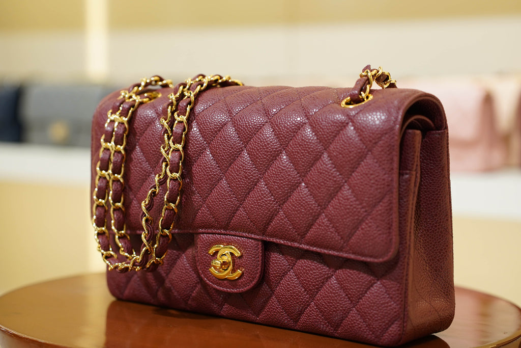 Chanel | Klassische Umhängetasche – Mittel – Leder – Burgunderrot – Goldene Beschläge