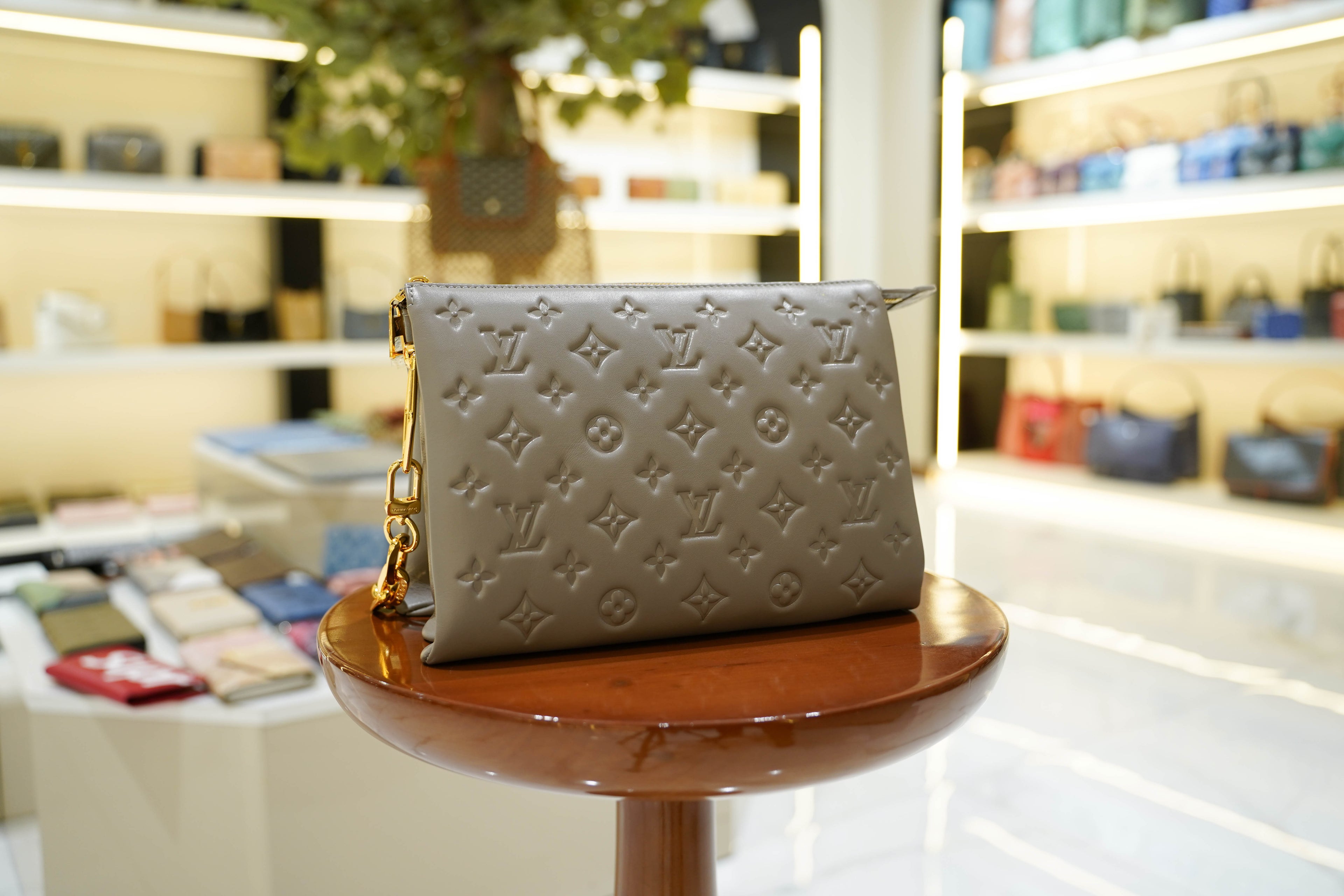 Louis Vuitton | Pochette Métis – Monogram Empreinte – Gris – Gold Hardware