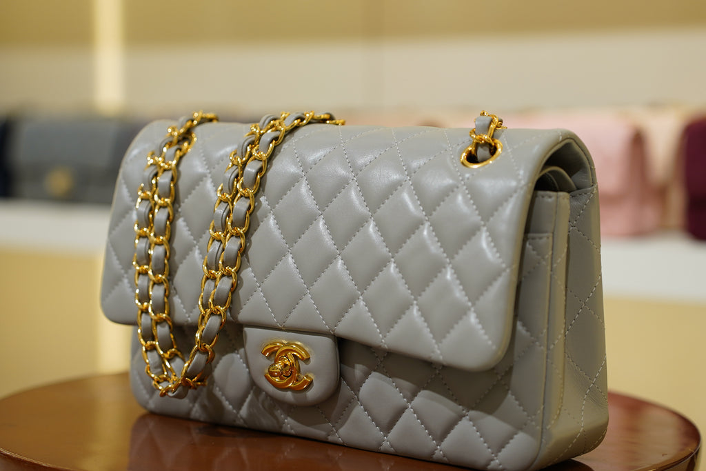 Chanel | Sac Classic Flap – Moyen – Cuir – Gris – Quincaillerie Dorée