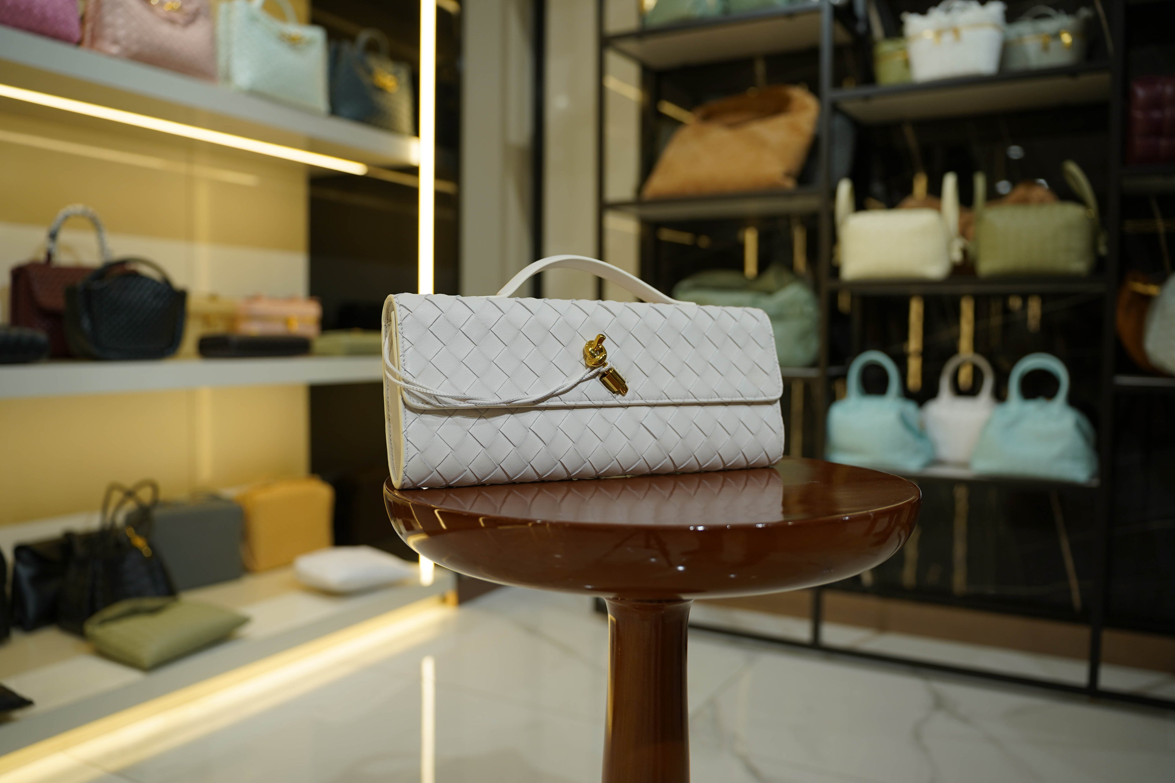 Bottega Veneta | Andiamo Clutch Long – Intrecciato – White – Gold Hardware