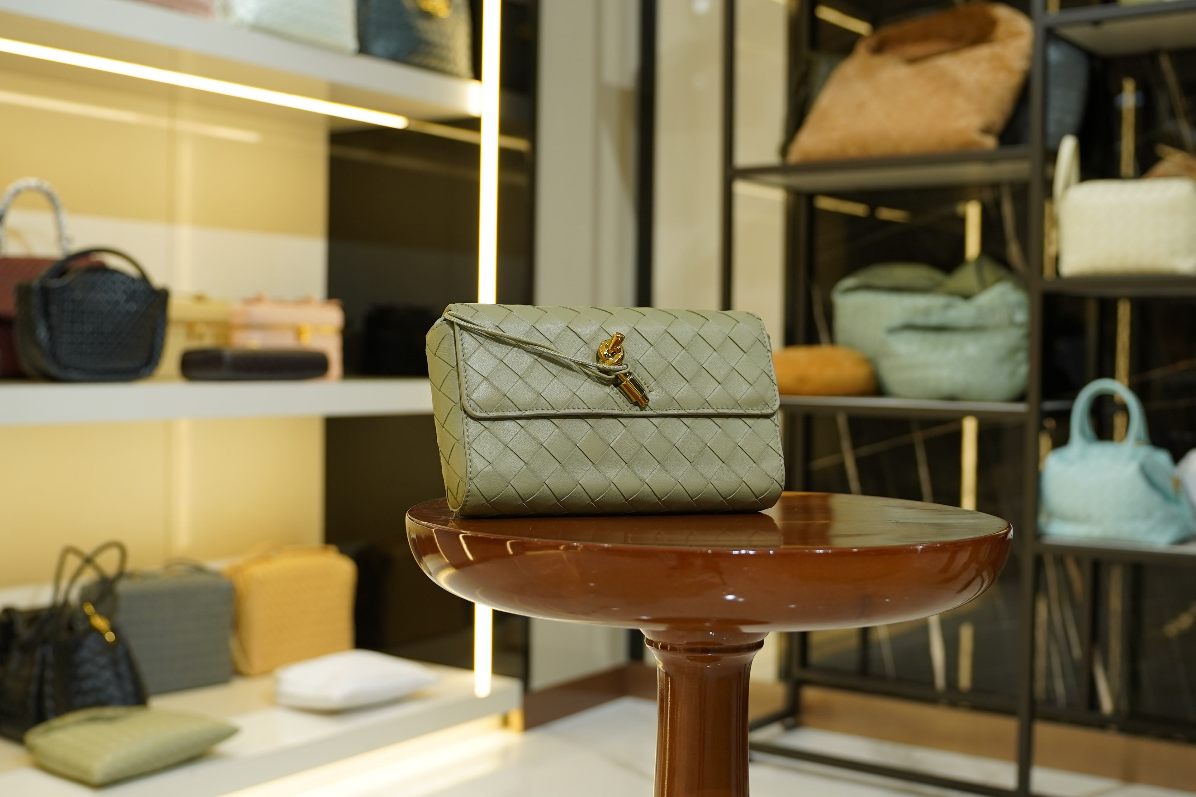 Bottega Veneta | Andiamo-Clutch – Leather – Verde Oliva – Gold Hardware