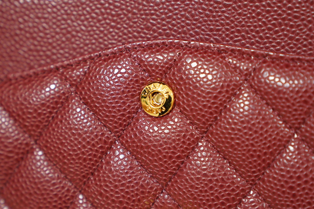 Chanel | Klassische Umhängetasche – Mittel – Leder – Burgunderrot – Goldene Beschläge