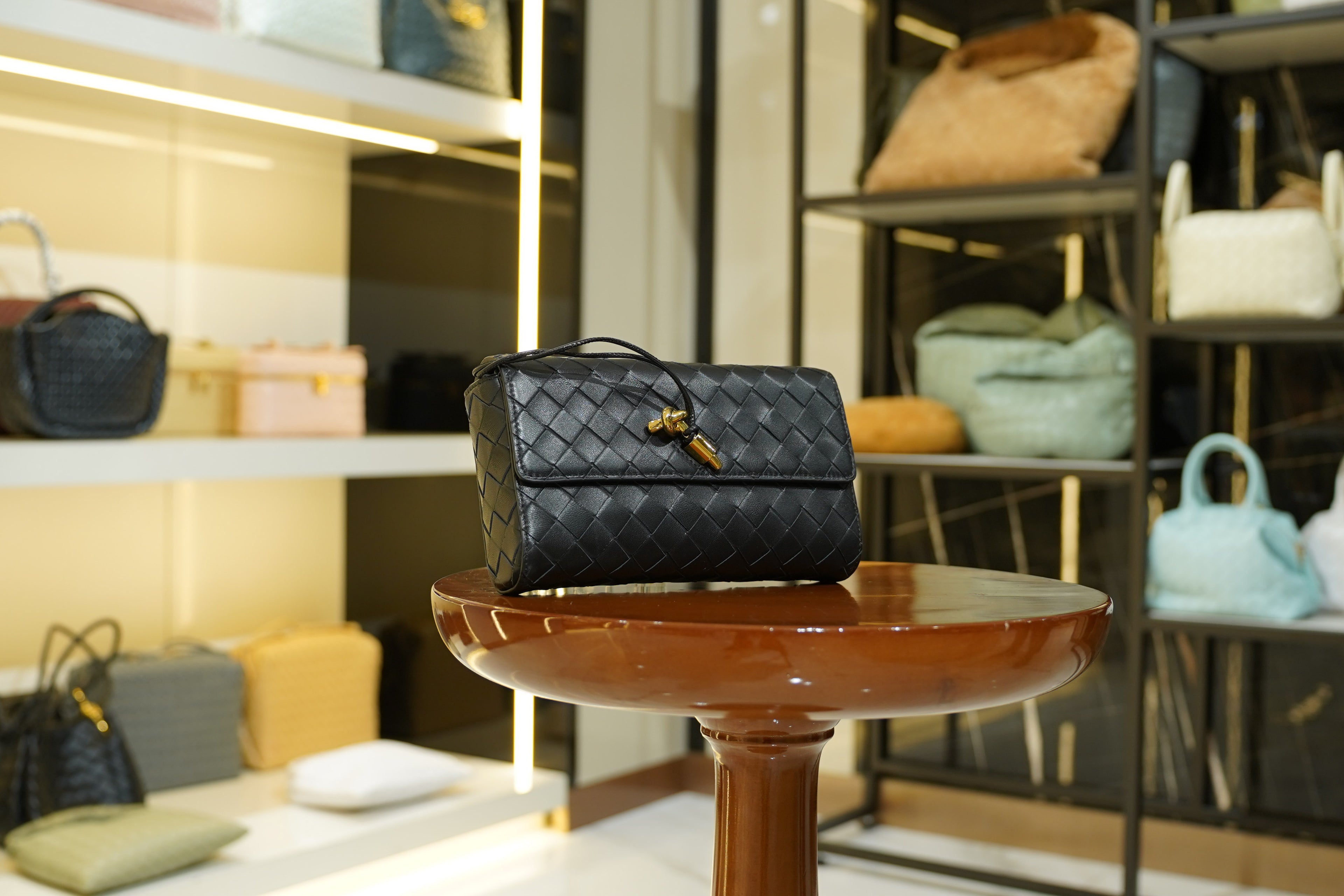 Bottega Veneta | Andiamo-Clutch – Leather – Black – Gold Hardware