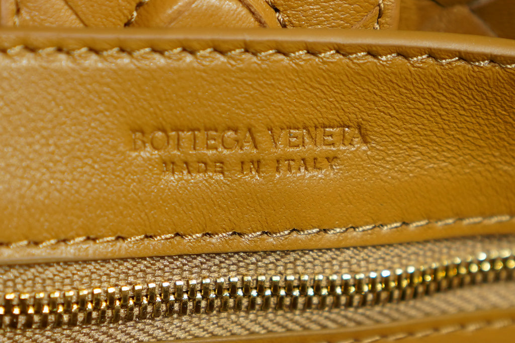 Bottega Veneta | Andiamo – Intrecciato – Beige – Gold Hardware