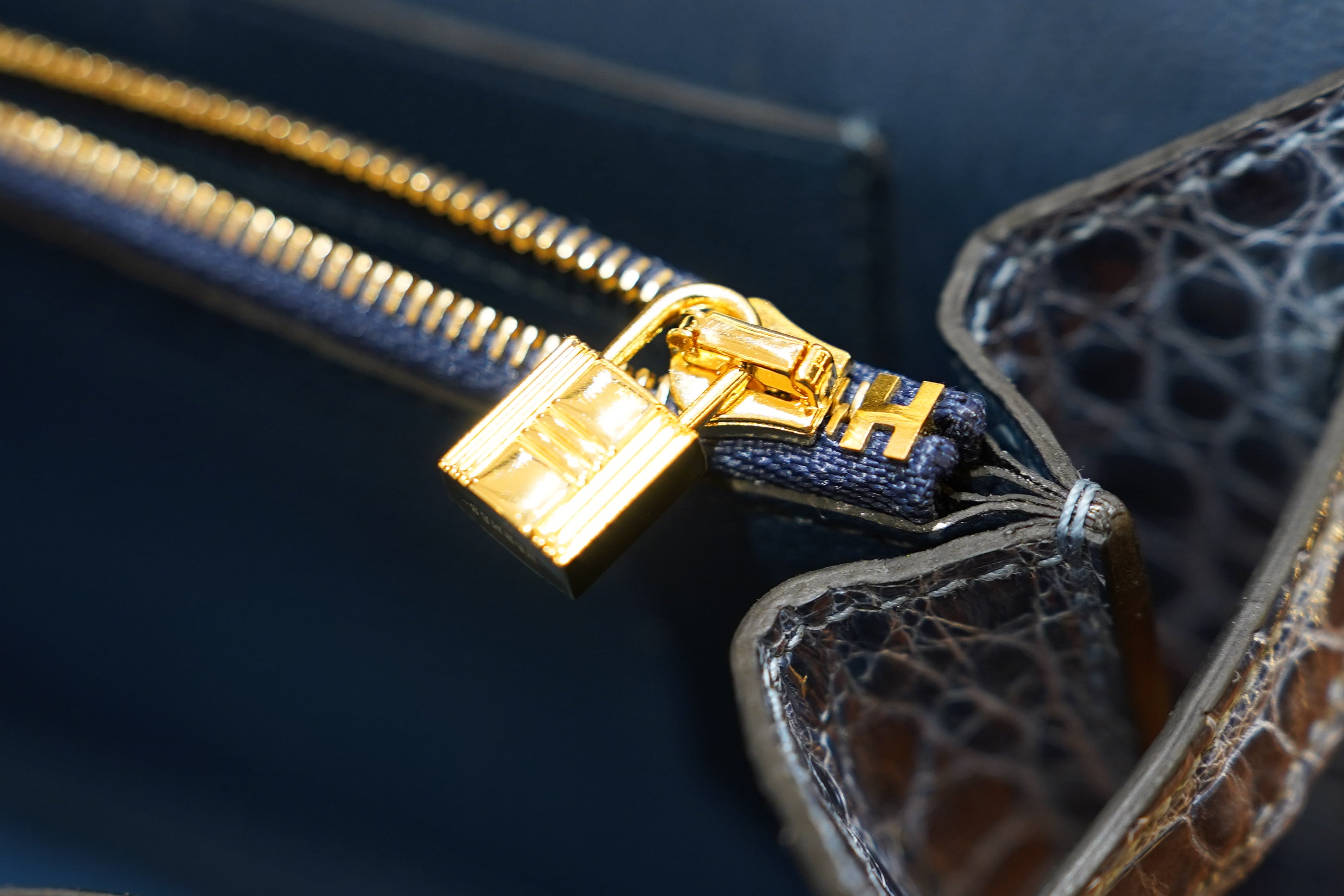 Hermes | Kelly To Go Wallet – Crocodile Leather – Blue – Gold Hardware