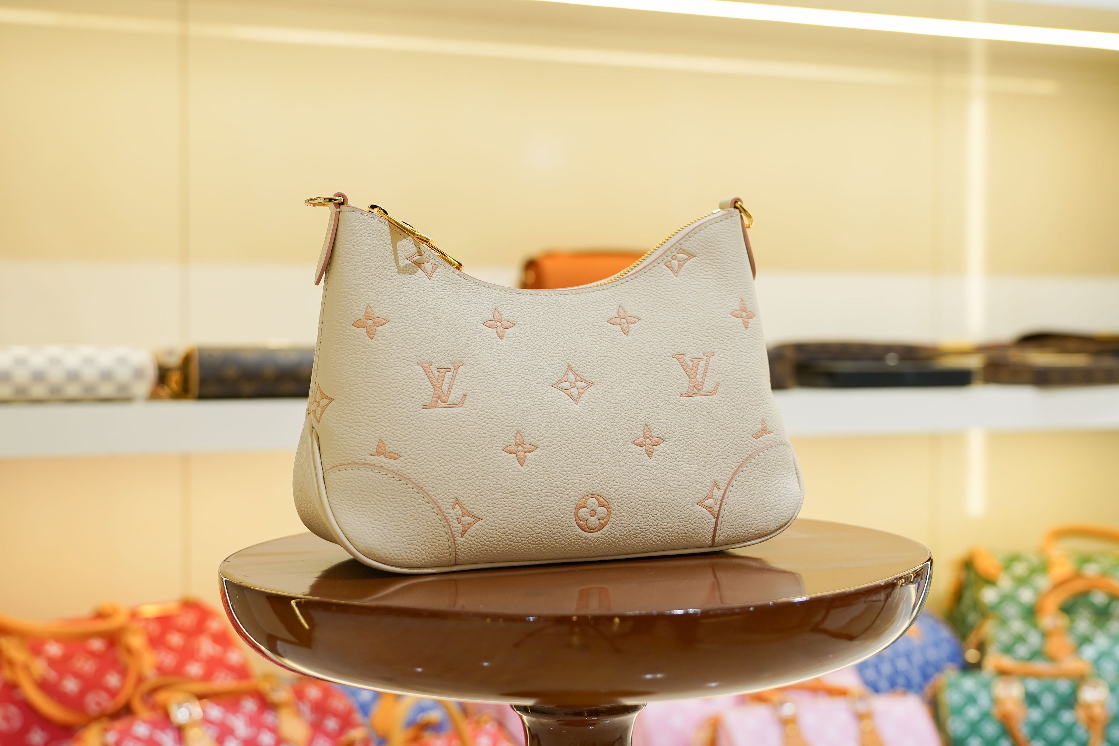 Louis Vuitton | Hobo Bag – Leather – Cream – Gold Hardware