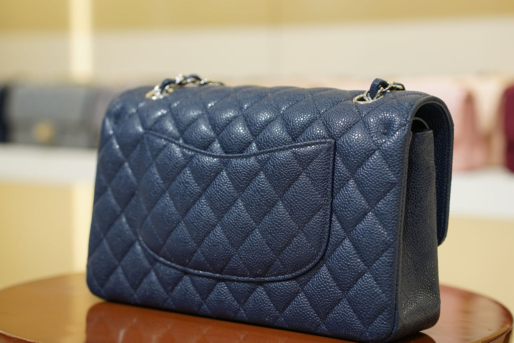 Chanel | Sac Classic Flap – Moyen – Cuir – Bleu Marine – Quincaillerie Argentée