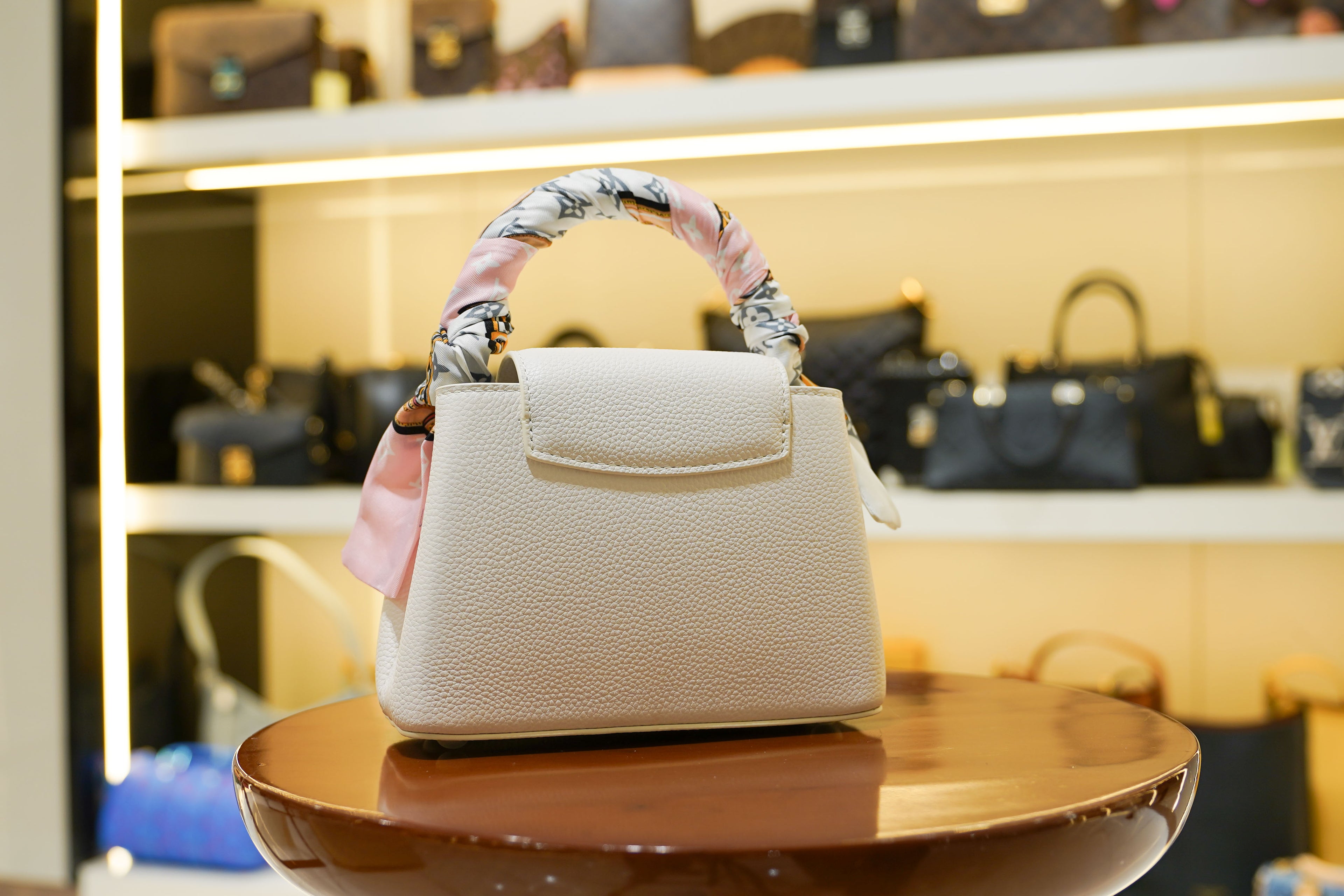 Louis Vuitton | Capucines Medium – Leather – Beige – Silver Hardware