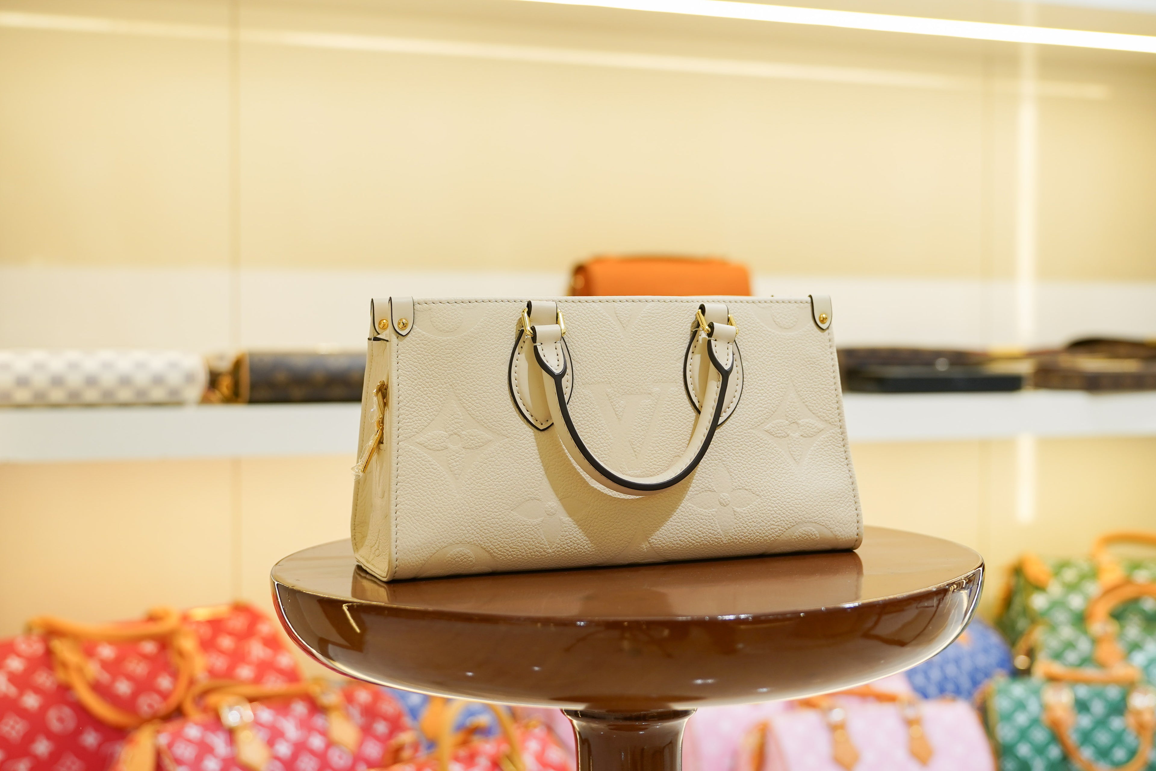 Louis Vuitton | Capucines – Leather – Cream – Gold Hardware